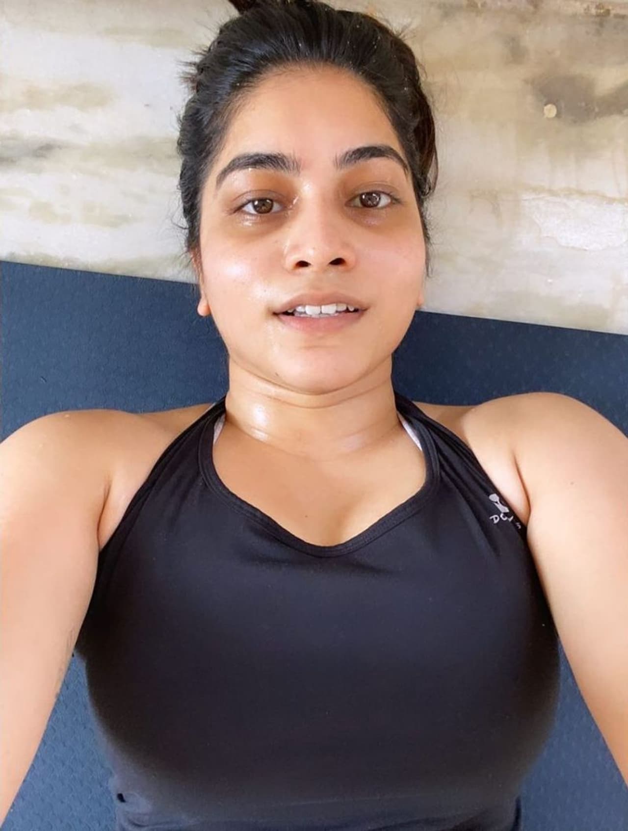 కింగ్ నాగార్జున హోస్ట్ గా వ్యవహరించిన బిగ్ బాస్ సీజన్ 3లో నటి పునర్నవి కంటెస్టెంట్ గా పాల్గొంది. తన ఆటిట్యూడ్, రాహుల్ సిప్లిగంజ్ తో రొమాన్స్ వ్యవహారాలతో అందరి దృష్టిని ఆకర్షించింది. బిగ్ బాస్ హౌస్ లో పునర్నవి మిగిలిన కంటెస్టెంట్స్ కు ఓ కొరకరాని కొయ్య. అందుకే హౌస్ లో ఉన్నన్ని రోజులు పునర్నవి హైలైట్ గా నిలిచింది.