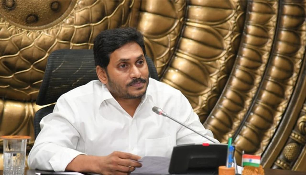 <p>ఆంధ్రప్రదేశ్ రాష్ట్రంలో మునుపెన్నడూలేని విధంగా 50 శాతం ఓట్లతో, 151 సీట్లను సాధించి అప్రతిహత విజయాన్ని నమోదు చేసింది జగన్ మోహన్ రెడ్డి సర్కారు. నభూతోనభవిష్యత్తు అన్న రేంజ్ లో జగన్ ముఖ్యమంత్రి పీఠాన్ని అధిరోహించారు. </p><p> </p><p>జగన్ మోహన్ రెడ్డి ముఖ్యమంత్రి పీఠాన్ని అధిరోహించగానే ఆయన వెంటనే సంక్షేమ పథకాలపైనే దృష్టిపెట్టారు. దానితోపాటుగా చంద్రబాబుకు సంబంధించిన గుర్తులను చెరిపేయాలన్న లక్ష్యంగా ముందుకు సాగరు. </p> <p>ఆంధ్రప్రదేశ్ రాష్ట్రంలో మునుపెన్నడూలేని విధంగా 50 శాతం ఓట్లతో, 151 సీట్లను సాధించి అప్రతిహత విజయాన్ని నమోదు చేసింది జగన్ మోహన్ రెడ్డి సర్కారు. నభూతోనభవిష్యత్తు అన్న రేంజ్ లో జగన్ ముఖ్యమంత్రి పీఠాన్ని అధిరోహించారు. </p><p> </p><p>జగన్ మోహన్ రెడ్డి ముఖ్యమంత్రి పీఠాన్ని అధిరోహించగానే ఆయన వెంటనే సంక్షేమ పథకాలపైనే దృష్టిపెట్టారు. దానితోపాటుగా చంద్రబాబుకు సంబంధించిన గుర్తులను చెరిపేయాలన్న లక్ష్యంగా ముందుకు సాగరు. </p>