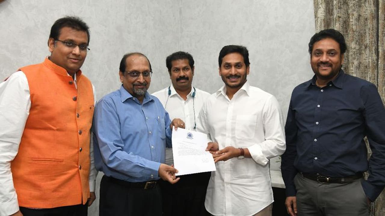 కోవిడ్ –19 సహాయ చర్యల కోసం ముఖ్యమంత్రి సహాయనిధికి మూడు రోజుల వేతనాన్ని ఆంధ్రప్రదేశ్ ఐఏఎస్ ఆఫీసర్స్ అసోసియేషన్ విరాళంగా ప్రకటించింది . ముఖ్యమంత్రి క్యాంపు కార్యాలయంలో సీఎం జగన్కు విరాళాలకు సంబంధించి వివరాలు అందిస్తున్న సీనియర్ ఐఏఎస్ అధికారులు నీరబ్ కుమార్ ప్రసాద్, విజయకుమార్, ప్రద్యుమ్న, ఐఏఎస్ ఆఫీసర్స్ ఆసోసియేషన్ జనరల్ సెక్రటరీ ప్రవీణ్కుమార్ కోవిడ్ –19 సహాయ చర్యల కోసం ముఖ్యమంత్రి సహాయనిధికి మూడు రోజుల వేతనాన్ని ఆంధ్రప్రదేశ్ ఐఏఎస్ ఆఫీసర్స్ అసోసియేషన్ విరాళంగా ప్రకటించింది . ముఖ్యమంత్రి క్యాంపు కార్యాలయంలో సీఎం జగన్కు విరాళాలకు సంబంధించి వివరాలు అందిస్తున్న సీనియర్ ఐఏఎస్ అధికారులు నీరబ్ కుమార్ ప్రసాద్, విజయకుమార్, ప్రద్యుమ్న, ఐఏఎస్ ఆఫీసర్స్ ఆసోసియేషన్ జనరల్ సెక్రటరీ ప్రవీణ్కుమార్