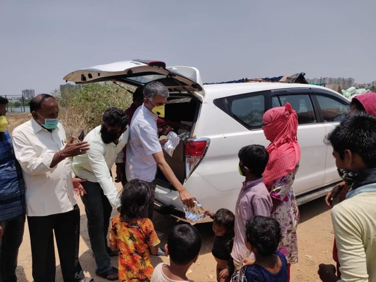 ಲಾಕ್ಡೌನ್ನಿಂದ ಸಂಕಷ್ಟದಲ್ಲಿದ್ದ ಬಡ, ನಿರ್ಗತಿಕರ ನೆರವಿಗೆ ಕೃಷ್ಣಬೈರೇಗೌಡ್ರು ಲಾಕ್ಡೌನ್ನಿಂದ ಸಂಕಷ್ಟದಲ್ಲಿದ್ದ ಬಡ, ನಿರ್ಗತಿಕರ ನೆರವಿಗೆ ಕೃಷ್ಣಬೈರೇಗೌಡ್ರು