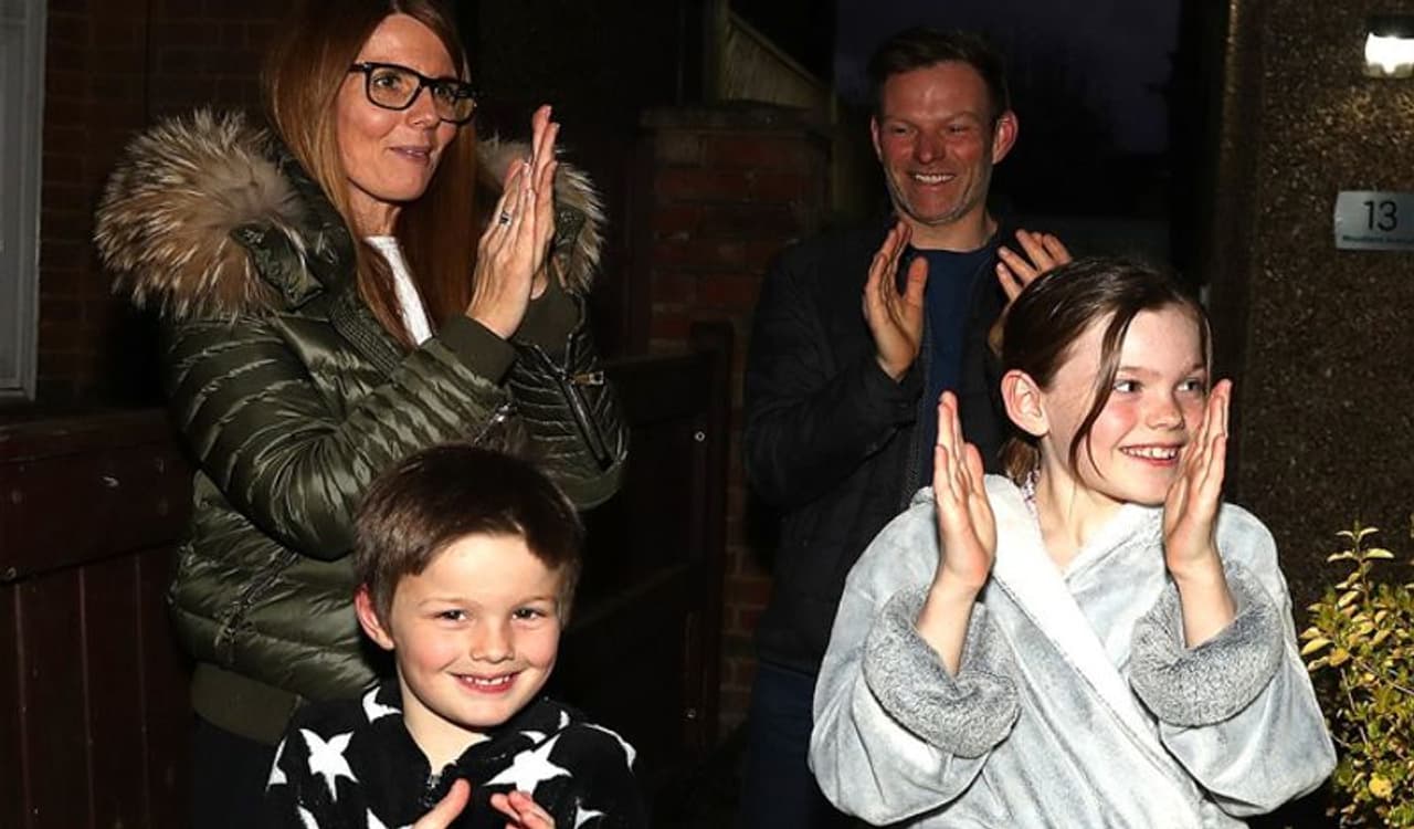 <p>ಕ್ಲಾಪಿಂಗ್ ಥೆರಪಿಯು&nbsp;ಭಾರತದಲ್ಲೊಂದು ಸಂಪ್ರದಾಯ. ಸಾವಿರಾರು ವರ್ಷಗಳಿಂದ ಭಜನೆ, ಕೀರ್ತನೆಗಳು, ಮಂತ್ರಗಳು ಮತ್ತು ಆರತಿ ಸಮಯದಲ್ಲಿ ನಡೆಯುತ್ತಿದೆ. ಪ್ರತಿದಿನ ಕೆಲವು ನಿಮಿಷಗಳ ಕಾಲ ಚಪ್ಪಾಳೆ ತಟ್ಟುವುದು ರೋಗ್ಯವನ್ನು ಸುಧಾರಿಸುತ್ತದೆ. ಕ್ಲ್ಯಾಂಪಿಂಗ್ ಥೆರಪಿ ಮಾನಸಿಕ ಆರೋಗ್ಯಕ್ಕೆ ಮಾತ್ರವಲ್ಲ, ಒಟ್ಟಾರೆ ಆರೋಗ್ಯಕ್ಕೆ ಪ್ರಯೋಜನಕಾರಿ.</p>