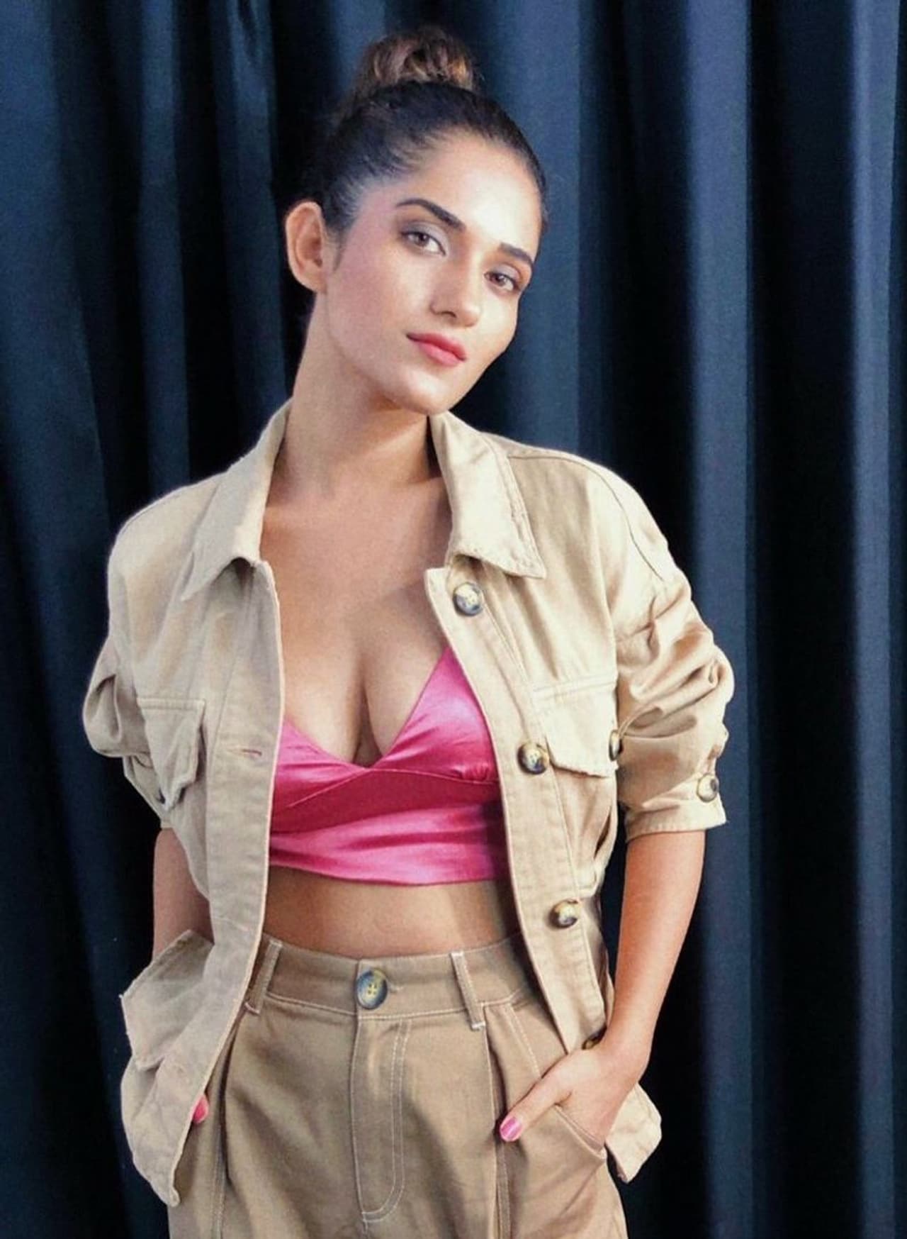 రుహనీ శర్మ 1994 సెప్టెంబర్ 18న హిమాచల్ ప్రదేశ్లోని సోలన్లో జన్మించింది. చదువుకునే రోజుల్లోనే గ్లామర్ ఫీల్డ్ మీద ఇంట్రస్ట్తో మోడలింగ్ రంగంలోకి అడుగుపెట్టింది ఈ బ్యూటి. రుహనీ శర్మ 1994 సెప్టెంబర్ 18న హిమాచల్ ప్రదేశ్లోని సోలన్లో జన్మించింది. చదువుకునే రోజుల్లోనే గ్లామర్ ఫీల్డ్ మీద ఇంట్రస్ట్తో మోడలింగ్ రంగంలోకి అడుగుపెట్టింది ఈ బ్యూటి.