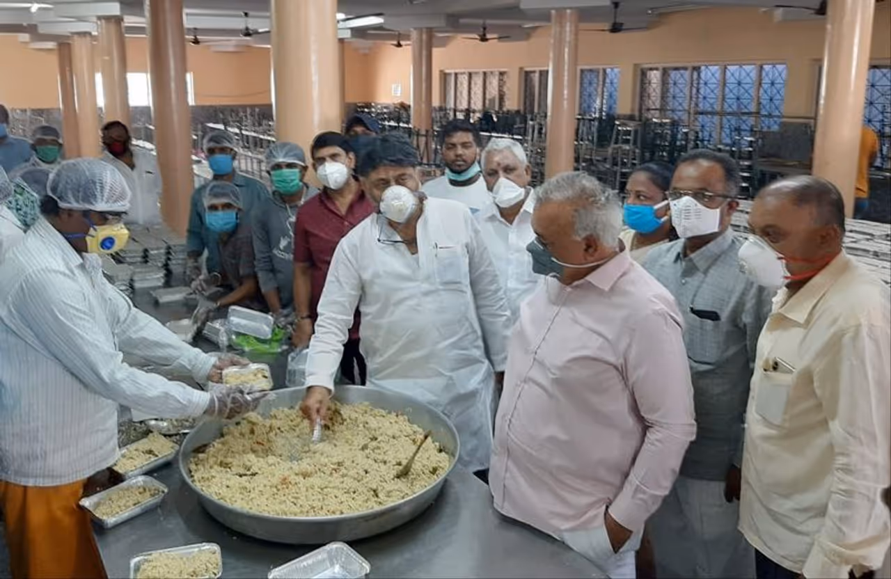 ಸಂಕಷ್ಟದಲ್ಲಿರುವ ಬಡವರು, ಹಸಿದವರ ಹೊಟ್ಟೆ ತುಂಬಿಸಲು ಕಾಂಗ್ರೆಸ್‌ ಆಹಾರ ವಿತರಣೆ