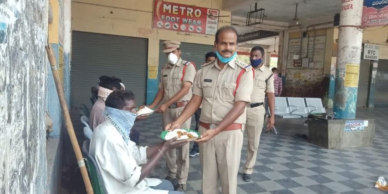 కరీంనగర్ జిల్లా లక్సెట్టిపేట పోలీసులు పెద్ద మనసు చాటుకున్నారు. పట్టణంలో రోడ్లపై పలు వీధుల్లో యాచకులకు, వృద్ధులకు, అనాధలకు, పేదవారికి, మతిస్థిమితంలేని వారికి, తినడానికి తిండిలేక ఆకలితో తల్లడిల్లుతున్న వారికి భోజనాన్ని అందించారు.