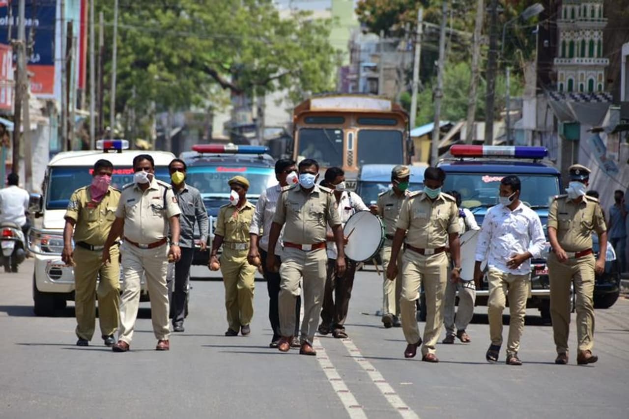 ಲಾಕ್ಡೌನ್ ಆದೇಶ ಮೀರಿ ಹೊರಗೆ ಬರುವ ಜನರನ್ನು ಹಿಮ್ಮೆಟ್ಟಿಸಲು ದಿನಕ್ಕೊಂದು ಉಪಾಯ ಕಂಡುಕೊಳ್ಳುತ್ತಿರುವ ಕೊಪ್ಪಳದ ಪೊಲೀಸರು ಲಾಕ್ಡೌನ್ ಆದೇಶ ಮೀರಿ ಹೊರಗೆ ಬರುವ ಜನರನ್ನು ಹಿಮ್ಮೆಟ್ಟಿಸಲು ದಿನಕ್ಕೊಂದು ಉಪಾಯ ಕಂಡುಕೊಳ್ಳುತ್ತಿರುವ ಕೊಪ್ಪಳದ ಪೊಲೀಸರು