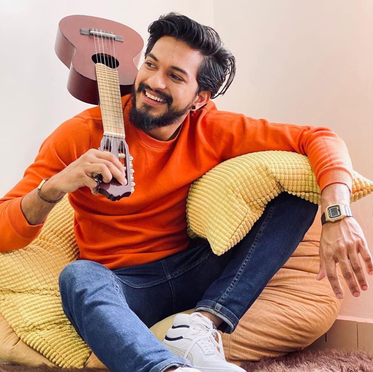 <p>பிக்பாஸ் சீசன் 3 நிகழ்ச்சியில் வெற்றி வாகை சூடியவர் மலேசியாவைச் சேர்ந்த தமிழர் முகென் ராவ். எந்த பிரச்சனைக்கும் போகாமல் ஏகப்பட்ட ரசிகர்களை சேர்த்து வைத்தார்.</p> <p>பிக்பாஸ் சீசன் 3 நிகழ்ச்சியில் வெற்றி வாகை சூடியவர் மலேசியாவைச் சேர்ந்த தமிழர் முகென் ராவ். எந்த பிரச்சனைக்கும் போகாமல் ஏகப்பட்ட ரசிகர்களை சேர்த்து வைத்தார்.</p>