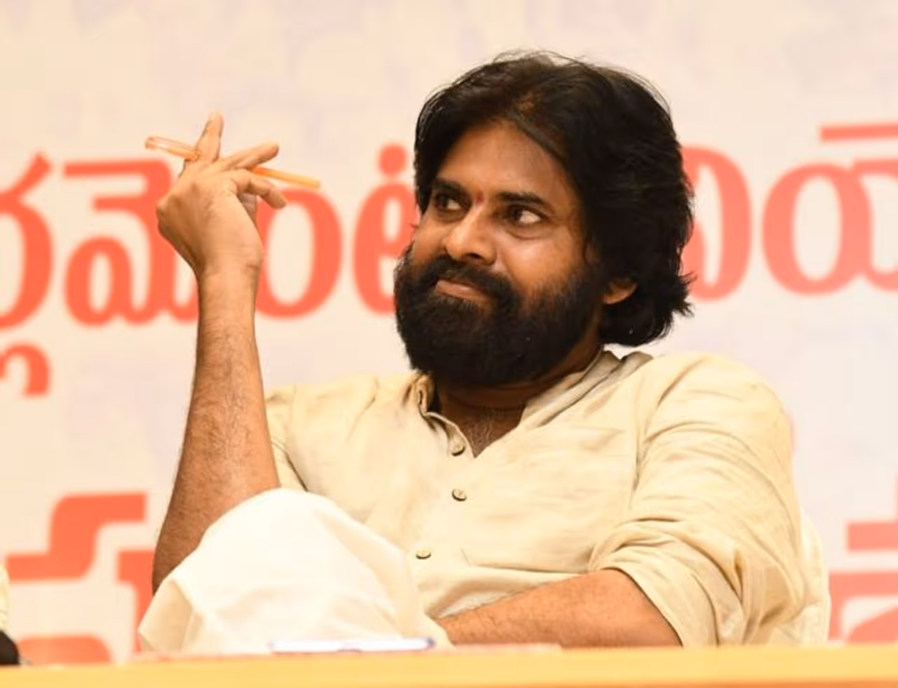 బీజేపీ తో స్నేహం అందుకే అంతా భారీ విరాళం.... పవర్ స్టార్ పవన్ కళ్యాణ్ అందరి కంటే ముందే భారీ విరాళాన్ని ప్రకటించాడు. ఏకంగా రెండు కోట్ల సాయం ప్రకటించాడు. అయితే కేవలం ఆంధ్ర ప్రదేశ్ రాజకీయాల్లో మాత్రమే యాక్టివ్గా ఉంటున్న పవన్, ఆంధ్రాతో పాటు తెలంగాణకు కూడా 50 లక్షల విరాళం ప్రకటించాడు. అయితే ఇటీవల బీజేపీతో దోస్తీ చేయటంతో ఆ స్నేహం మరింత బలపడటం కోసం అన్నట్టుగా కేంద్రానికి మరో కోటి రూపాయలు విరాళం ప్రకటించాడు. బీజేపీ తో స్నేహం అందుకే అంతా భారీ విరాళం.... పవర్ స్టార్ పవన్ కళ్యాణ్ అందరి కంటే ముందే భారీ విరాళాన్ని ప్రకటించాడు. ఏకంగా రెండు కోట్ల సాయం ప్రకటించాడు. అయితే కేవలం ఆంధ్ర ప్రదేశ్ రాజకీయాల్లో మాత్రమే యాక్టివ్గా ఉంటున్న పవన్, ఆంధ్రాతో పాటు తెలంగాణకు కూడా 50 లక్షల విరాళం ప్రకటించాడు. అయితే ఇటీవల బీజేపీతో దోస్తీ చేయటంతో ఆ స్నేహం మరింత బలపడటం కోసం అన్నట్టుగా కేంద్రానికి మరో కోటి రూపాయలు విరాళం ప్రకటించాడు.