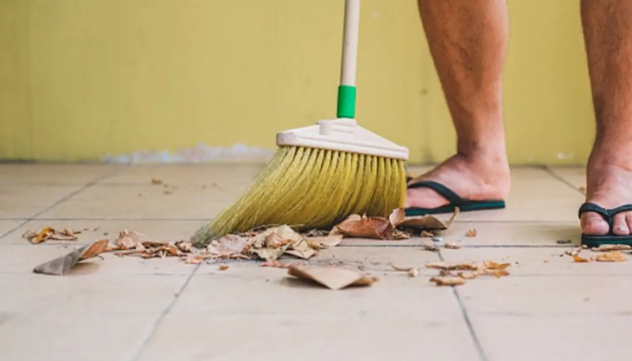 <p>ಗುಡಿಸುವುದರಿಂದ ಹಿಡಿದು, ಪೊರಕೆಯನ್ನು ಇಡುವ ಜಾಗದವರೆಗೆ ಎಲ್ಲಾ ವಿಷಯಗಳನ್ನು ಗಮನಿಸುವುದು ಮುಖ್ಯ.</p>