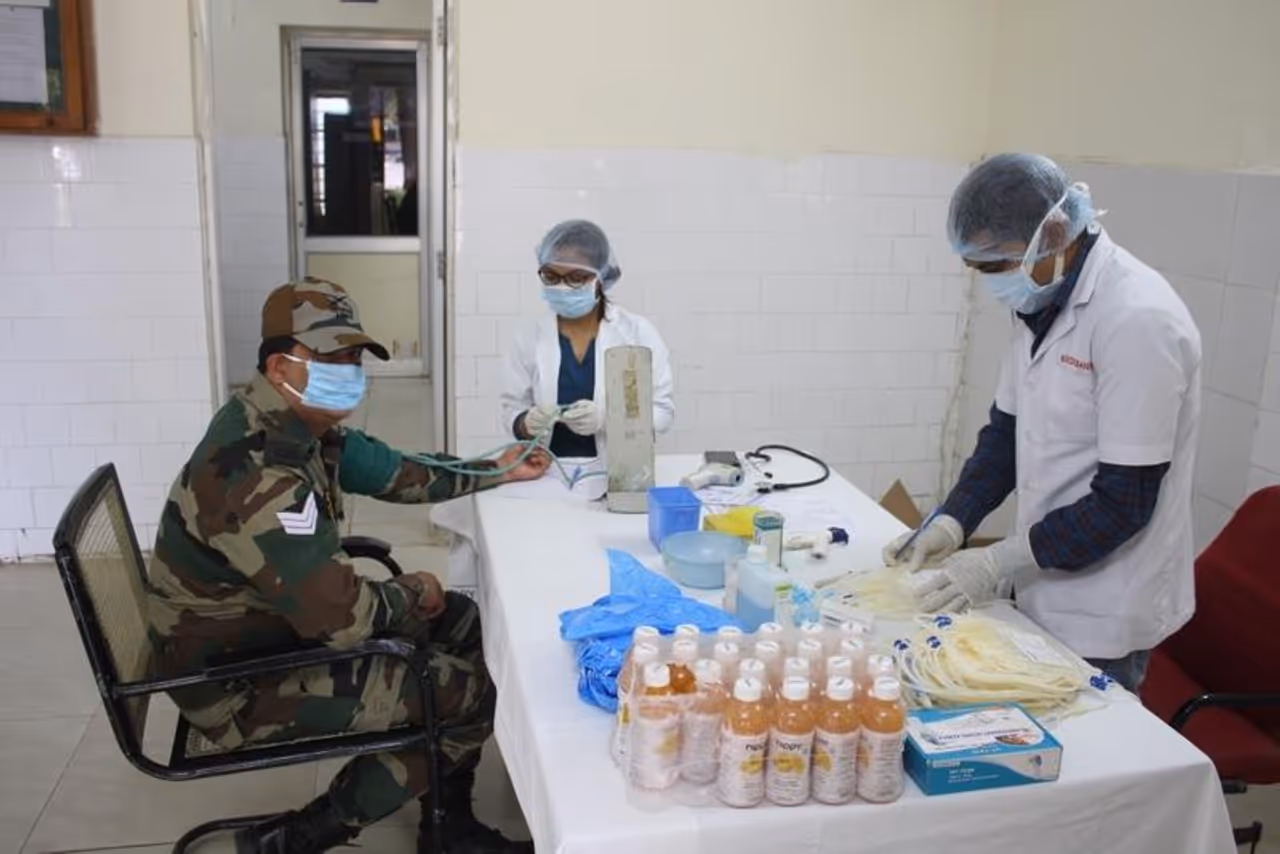 ಕೊರೊನಾ ಸೋಂಕು ವ್ಯಾಪಿಸಿರುವ ಹಿನ್ನೆಲೆ ಮತ್ತು ಲಾಕ್‌ಡೌನ್‌ ಜಾರಿಯಲ್ಲಿರುವುದರ ಪರಿಣಾಮ ದಾನಿಗಳು ರಕ್ತ ನೀಡಲು ಮುಂದೆ ಬರುತ್ತಿಲ್ಲ. ಇದರಿಂದ ಭಾರತೀಯ ಯೋಧರು ನೆರವಾಗುತ್ತಿದ್ದಾರೆ.