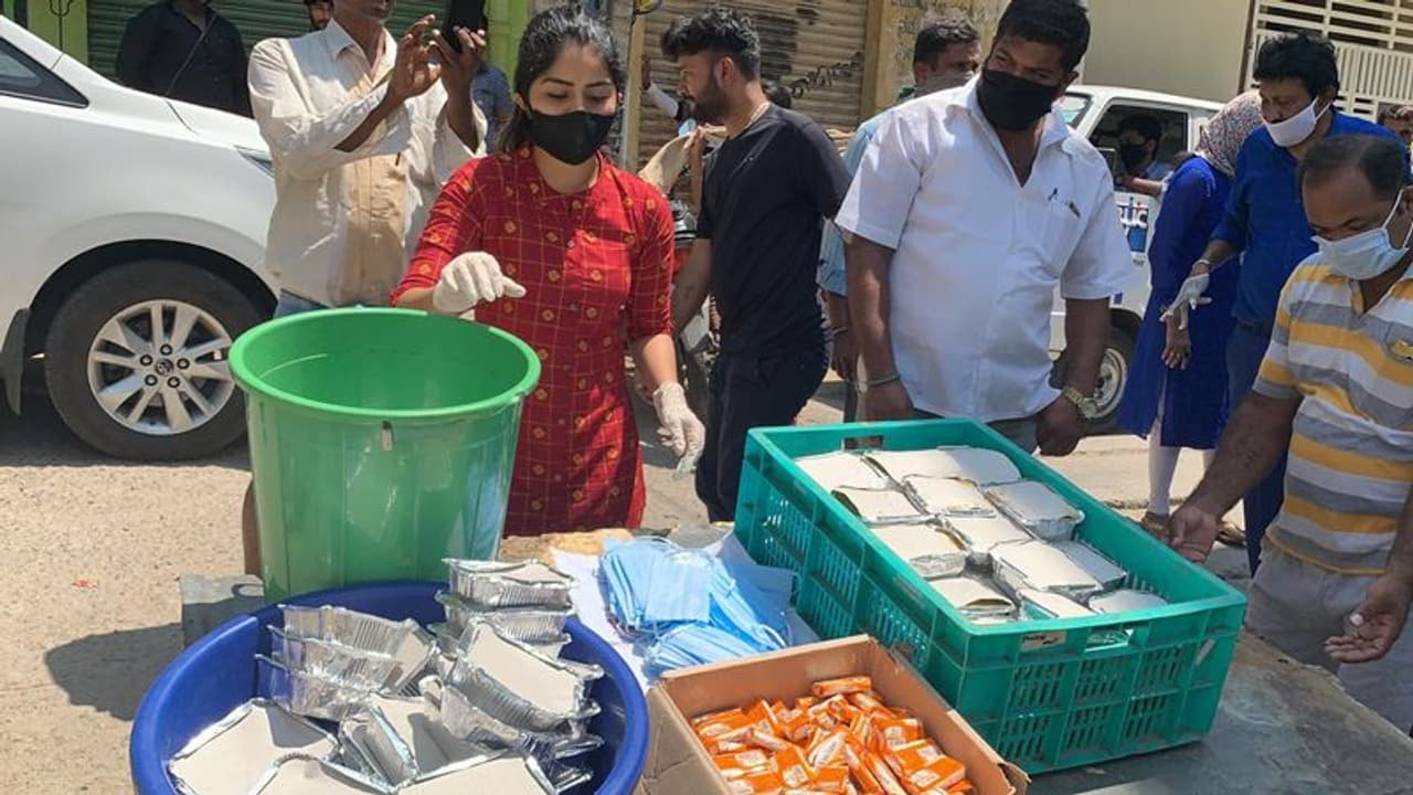 ಕನ್ನಡ ಧಾರಾವಾಹಿ 'ಜೊತೆ ಜೊತೆಯಲಿ'ಯಲ್ಲೇ ಅನು ಸಿರಿಮನೆ ಖ್ಯಾತಿಯ ಮೇಘಾ ಶೆಟ್ಟಿ ದೊಡ್ಡತನ ತೋರಿದ್ದಾರೆ. ಕನ್ನಡ ಧಾರಾವಾಹಿ 'ಜೊತೆ ಜೊತೆಯಲಿ'ಯಲ್ಲೇ ಅನು ಸಿರಿಮನೆ ಖ್ಯಾತಿಯ ಮೇಘಾ ಶೆಟ್ಟಿ ದೊಡ್ಡತನ ತೋರಿದ್ದಾರೆ.