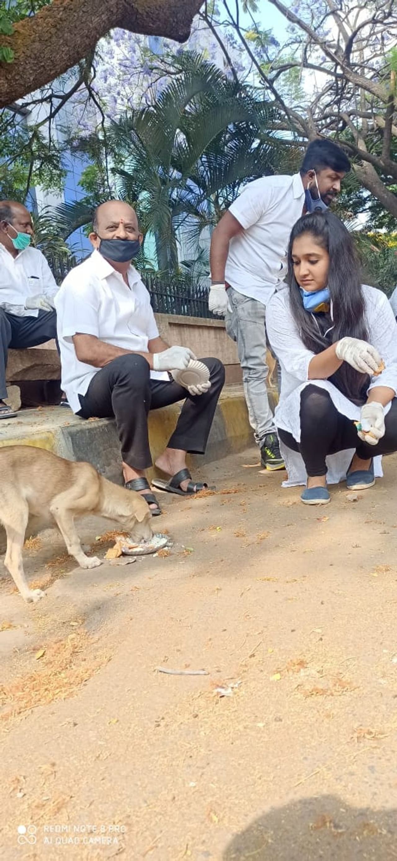 ಕೊರೋನಾ ವೈರಸ್ಸಿನಿಂದ ರಾಜ್ಯವೇ ಲಾಕ್ಡೌನ್ ಆದೇಶ ಪಾಲಿಸುತ್ತಿದೆ. ಕೊರೋನಾ ವೈರಸ್ಸಿನಿಂದ ರಾಜ್ಯವೇ ಲಾಕ್ಡೌನ್ ಆದೇಶ ಪಾಲಿಸುತ್ತಿದೆ.