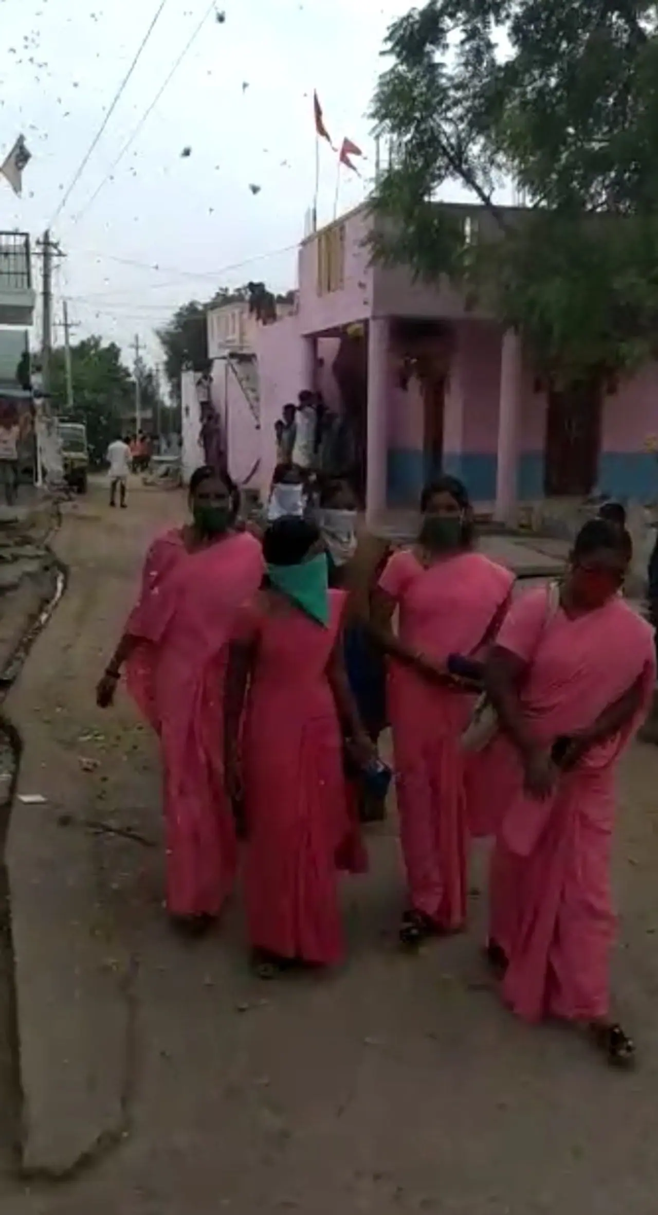 ಗ್ರಾಮದೊಳಗೆ ಪ್ರವೇಶಿಸುತ್ತಲೇ ಆಶಾ ಕಾರ್ಯಕರ್ತೆಯರ ಮೇಲೆ ಹೂಗಳ ಸುರಿಸಿ ಚಪ್ಪಾಳೆ ತಟ್ಟುವ ಮೂಲಕ ಅಭಿನಂದಿಸಿದ ಗ್ರಾಮಸ್ಥರು ಗ್ರಾಮದೊಳಗೆ ಪ್ರವೇಶಿಸುತ್ತಲೇ ಆಶಾ ಕಾರ್ಯಕರ್ತೆಯರ ಮೇಲೆ ಹೂಗಳ ಸುರಿಸಿ ಚಪ್ಪಾಳೆ ತಟ್ಟುವ ಮೂಲಕ ಅಭಿನಂದಿಸಿದ ಗ್ರಾಮಸ್ಥರು