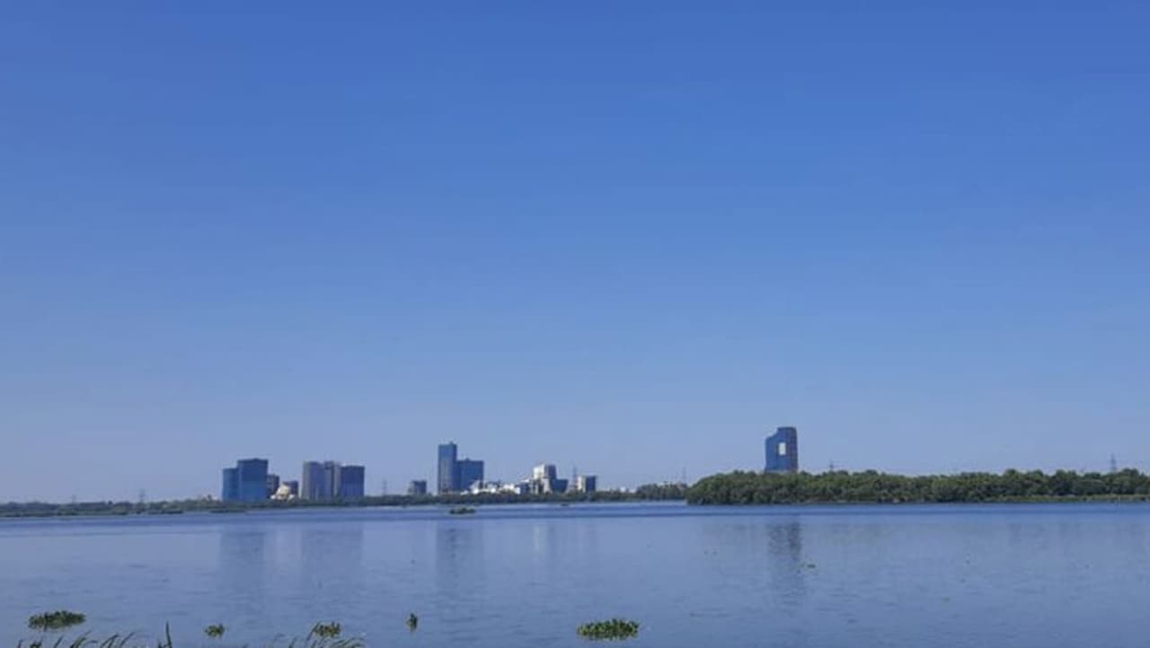 <p>లాక్డౌన్ కారణంగా యమునా నది కాలుష్యం బారి నుండి బయటపడింది. ఈ నది నీళ్లు స్వచ్ఛంగా మారాయి. ఈ నదిని కాలుష్యం నుండి బయటపడేసేందుకు ప్రభుత్వాలు వేలాది కోట్ల రూపాయాలను ఖర్చు చేసినా దక్కని ఫలితం లాక్ డౌన్ వల్ల దక్కింది.</p> <p>లాక్డౌన్ కారణంగా యమునా నది కాలుష్యం బారి నుండి బయటపడింది. ఈ నది నీళ్లు స్వచ్ఛంగా మారాయి. ఈ నదిని కాలుష్యం నుండి బయటపడేసేందుకు ప్రభుత్వాలు వేలాది కోట్ల రూపాయాలను ఖర్చు చేసినా దక్కని ఫలితం లాక్ డౌన్ వల్ల దక్కింది.</p>