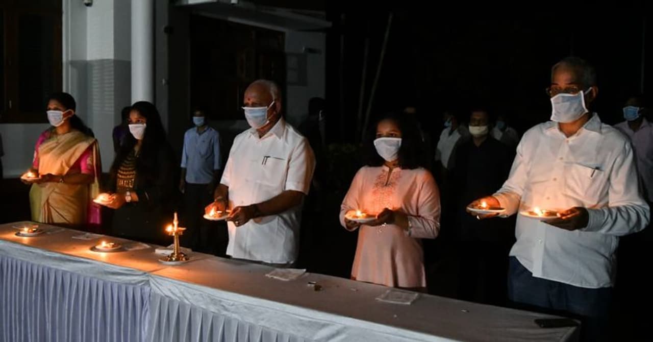 ನರೇಂದ್ರ ಮೋದಿ ಅವರು ನೀಡಿದ ಕರೆಯಂತೆ, ಕತ್ತಲಿಂದ ಬೆಳಕಿನೆಡೆಗೆ ಕೊಂಡೊಯ್ಯುವ ಸಂಕೇತವಾದ ದೀಪವನ್ನು ಮುಖ್ಯಮಂತ್ರಿ ಬಿ ಎಸ್ ಯಡಿಯೂರಪ್ಪ ಅವರು ತಮ್ಮ ಕಾವೇರಿ ನಿವಾಸದಲ್ಲಿ ಕುಟುಂಬದ ಸದಸ್ಯರೊಡನೆ 9 ಗಂಟೆಗೆ ಸರಿಯಾಗಿ 9 ನಿಮಿಷಗಳ ಕಾಲ ಬೆಳಗಿಸಿದರು. ನರೇಂದ್ರ ಮೋದಿ ಅವರು ನೀಡಿದ ಕರೆಯಂತೆ, ಕತ್ತಲಿಂದ ಬೆಳಕಿನೆಡೆಗೆ ಕೊಂಡೊಯ್ಯುವ ಸಂಕೇತವಾದ ದೀಪವನ್ನು ಮುಖ್ಯಮಂತ್ರಿ ಬಿ ಎಸ್ ಯಡಿಯೂರಪ್ಪ ಅವರು ತಮ್ಮ ಕಾವೇರಿ ನಿವಾಸದಲ್ಲಿ ಕುಟುಂಬದ ಸದಸ್ಯರೊಡನೆ 9 ಗಂಟೆಗೆ ಸರಿಯಾಗಿ 9 ನಿಮಿಷಗಳ ಕಾಲ ಬೆಳಗಿಸಿದರು.