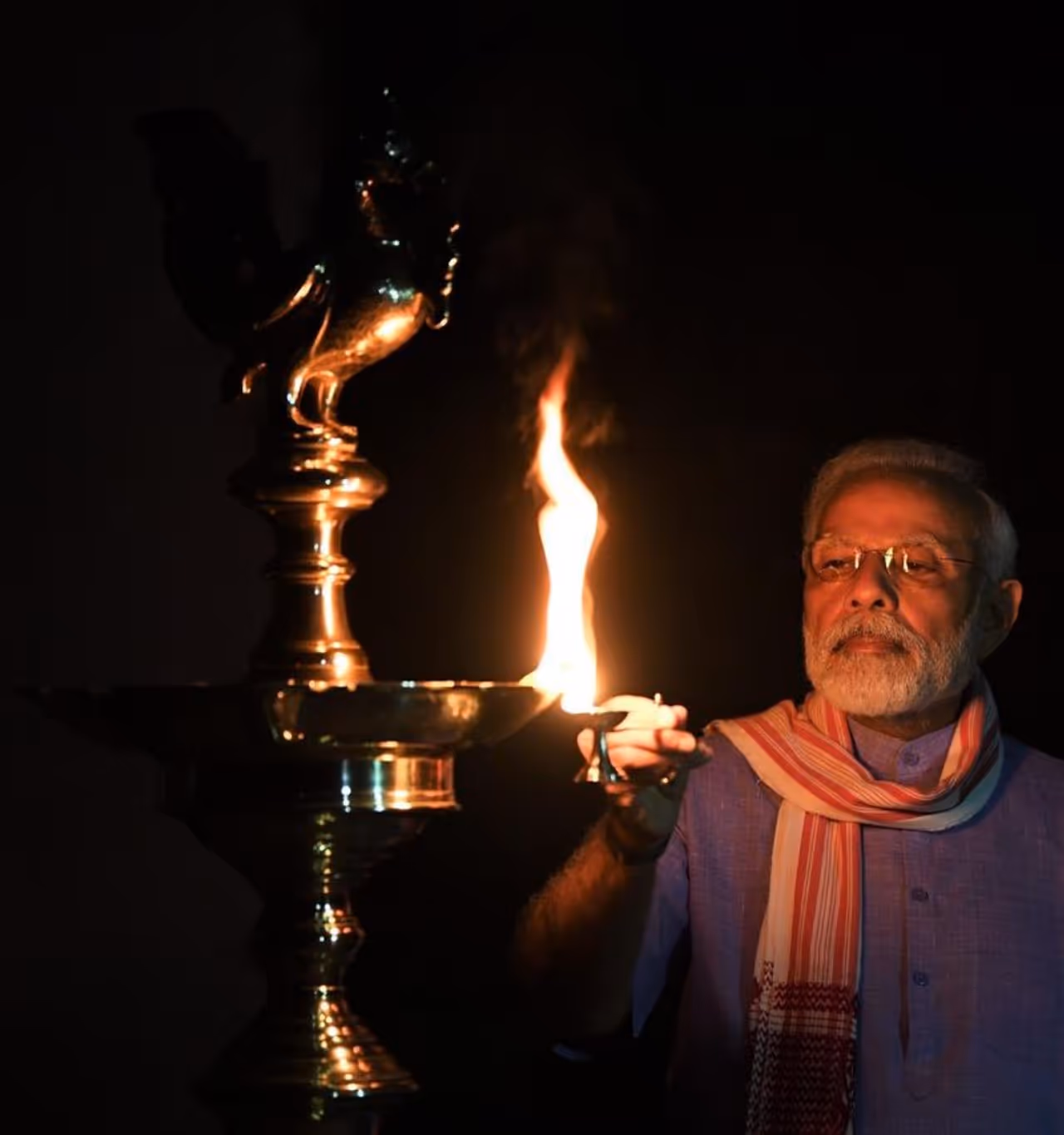 ಕೊರೋನಾ ವಿರುದ್ಧದ ಹೋರಾಟಕ್ಕೆ ಏಕತಾ ದೀಪ ಹಚ್ಚಲು ಕರೆ ನೀಡಿದ ಮೋದಿ ದೀಪ ಬೆಳಗಿ ಒಗ್ಗಟ್ಟಿನ ಸಂದೇಶ ಸಾರಿದರು ಕೊರೋನಾ ವಿರುದ್ಧದ ಹೋರಾಟಕ್ಕೆ ಏಕತಾ ದೀಪ ಹಚ್ಚಲು ಕರೆ ನೀಡಿದ ಮೋದಿ ದೀಪ ಬೆಳಗಿ ಒಗ್ಗಟ್ಟಿನ ಸಂದೇಶ ಸಾರಿದರು