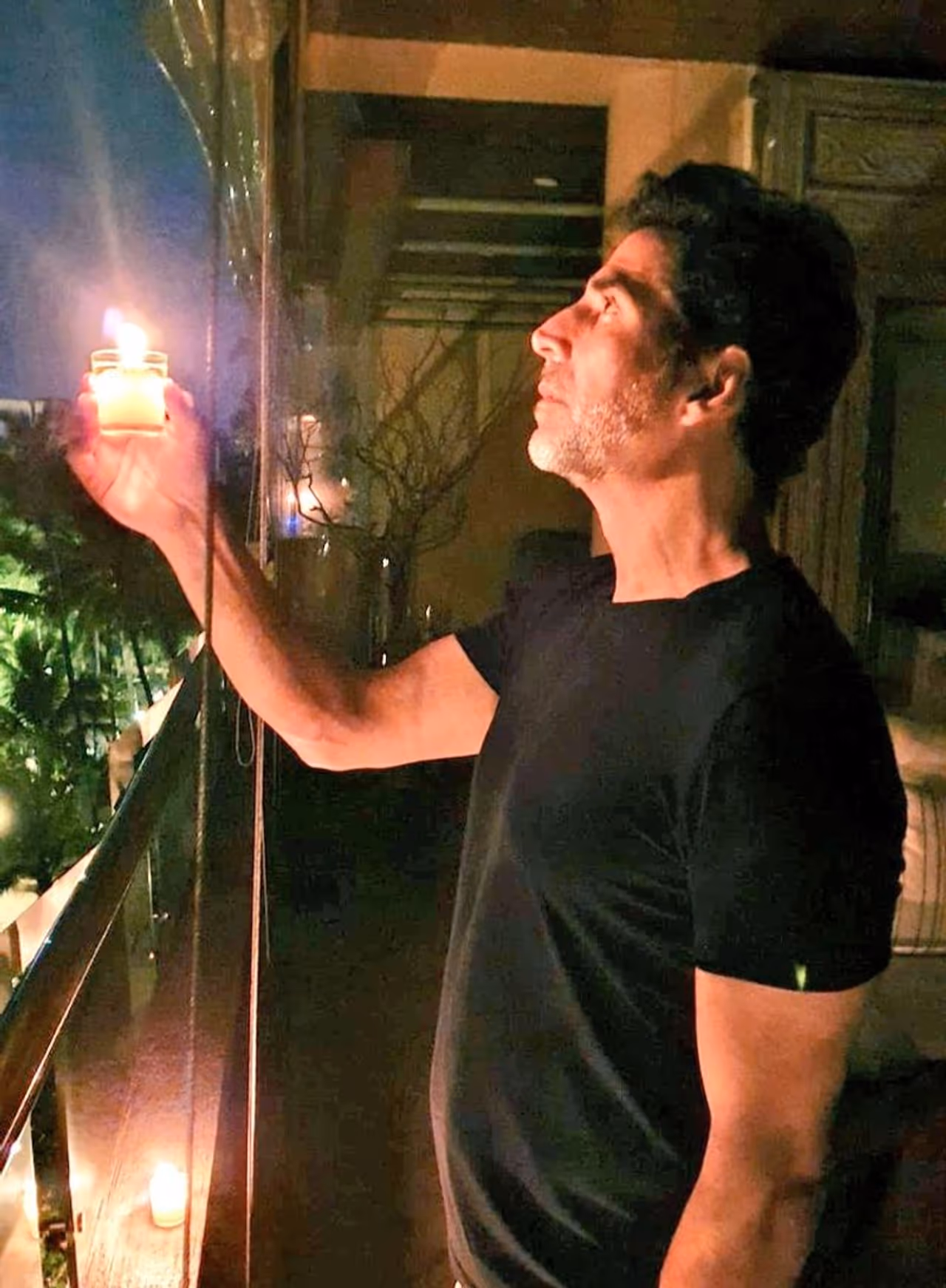 ಬಾಲಿವುಡ್ ನಟ ಅಕ್ಷಯ್ ಕುಮಾರ್ ಅವರು ಮೇಣದ ಬತ್ತಿ ಹಿಡಿದು ಆಕಾಶಕ್ಕೆ ಮುಖ ಮಾಡಿ ಫೋಸು ನೀಡಿದ್ದಾರೆ. ಬಾಲಿವುಡ್ ನಟ ಅಕ್ಷಯ್ ಕುಮಾರ್ ಅವರು ಮೇಣದ ಬತ್ತಿ ಹಿಡಿದು ಆಕಾಶಕ್ಕೆ ಮುಖ ಮಾಡಿ ಫೋಸು ನೀಡಿದ್ದಾರೆ.