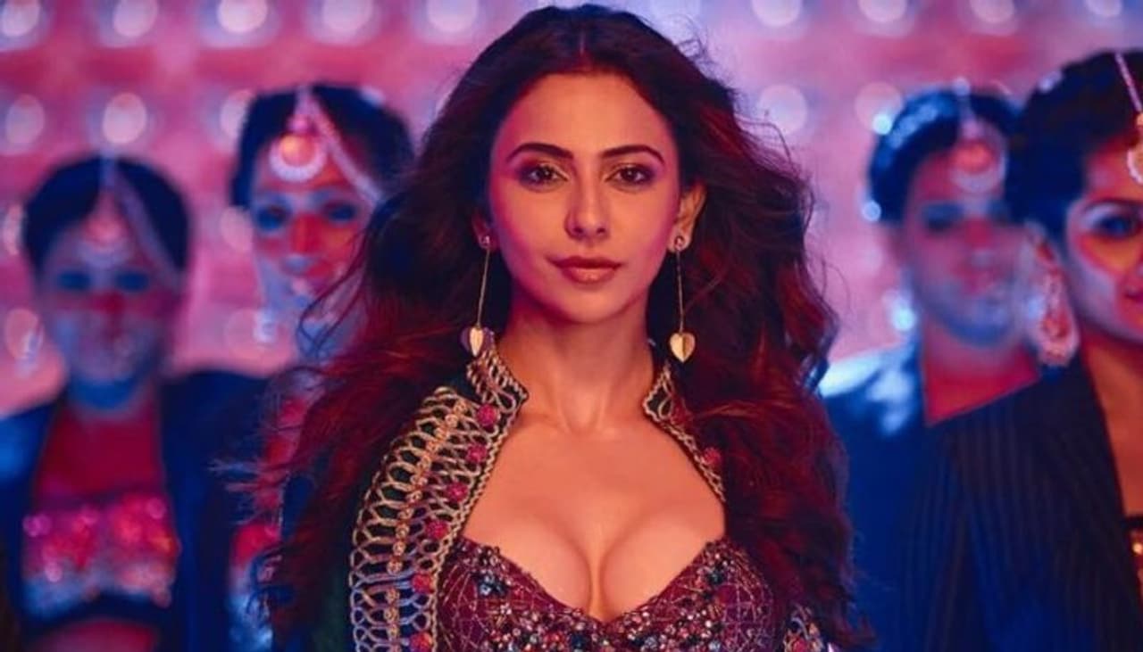 <p>தமிழ், தெலுங்கு, இந்தி என அணைத்து மொழிகளிலும் கலந்து கட்டி தன்னுடைய திறமையை வெளிப்படுத்தி வருபவர் நடிகை ரகுல் ப்ரீத் சிங்.</p> <p>தமிழ், தெலுங்கு, இந்தி என அணைத்து மொழிகளிலும் கலந்து கட்டி தன்னுடைய திறமையை வெளிப்படுத்தி வருபவர் நடிகை ரகுல் ப்ரீத் சிங்.</p>