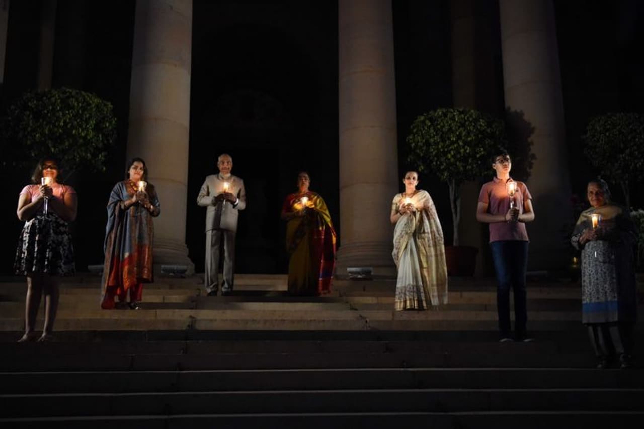 രാഷ്ട്രപതി രാംനാദ് കോവിന്ദും കുടുംബവും രാഷ്ട്രപതി ഭവന് മുന്നില് ആരോഗ്യപ്രവര്ത്തകര്ക്ക് ആദരമര്പ്പിക്കാനായി ഇന്നലെ രാത്രി 9 മണിക്ക് വിളക്ക് തെളിച്ചപ്പോള്. രാഷ്ട്രപതി രാംനാദ് കോവിന്ദും കുടുംബവും രാഷ്ട്രപതി ഭവന് മുന്നില് ആരോഗ്യപ്രവര്ത്തകര്ക്ക് ആദരമര്പ്പിക്കാനായി ഇന്നലെ രാത്രി 9 മണിക്ക് വിളക്ക് തെളിച്ചപ്പോള്.