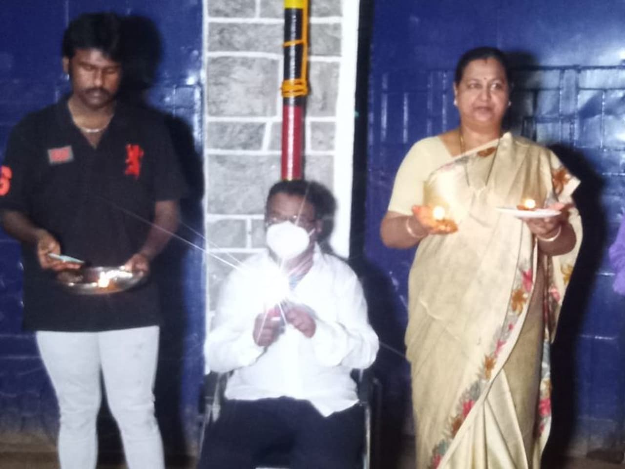 விளக்கேற்றிய பிரபலங்கள்: விளக்கேற்றிய பிரபலங்கள்: