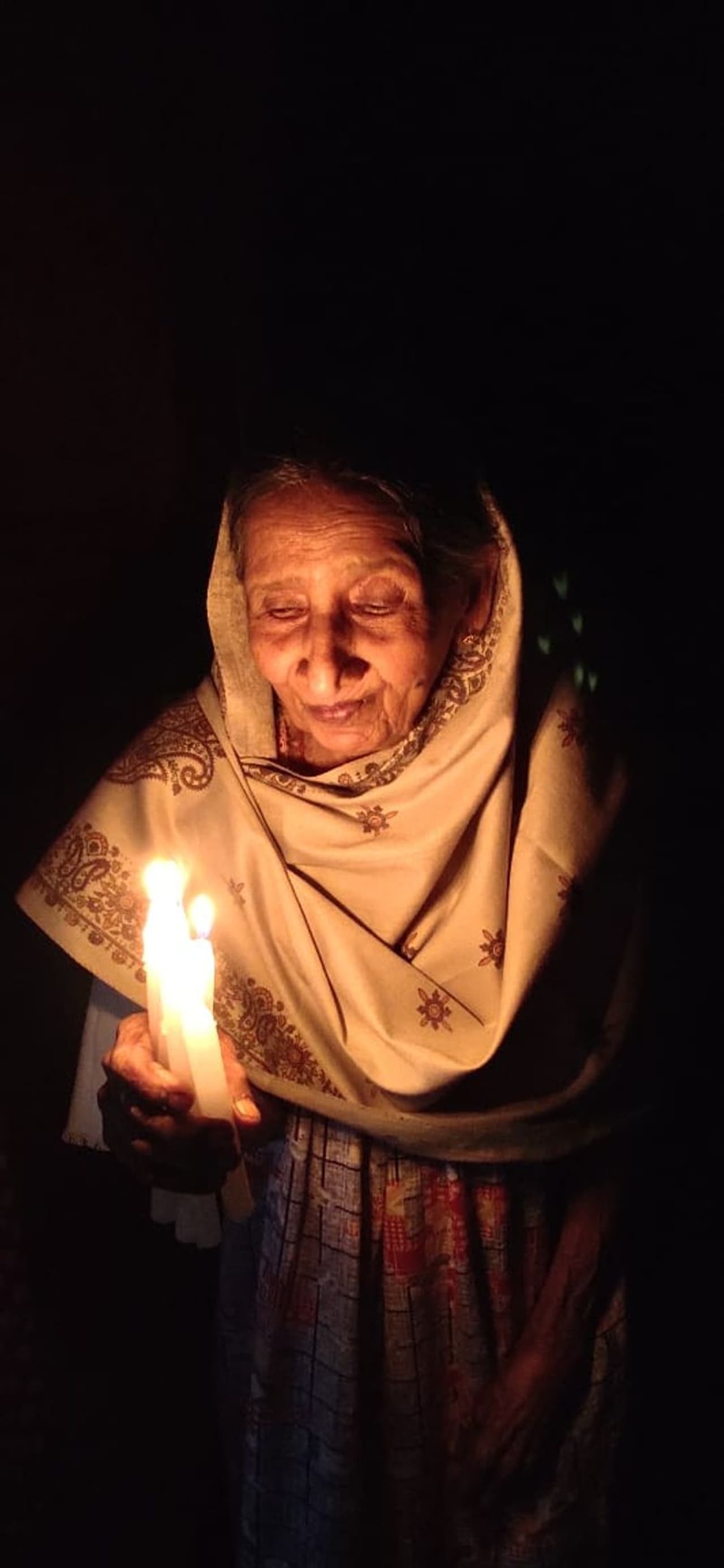 ഇടുക്കിയിൽ നെല്ലിപ്പാറയില് 96 വയസ്സുള്ള മേരി മണിയൻപ്രയിൽ പ്രധാനമന്ത്രിയുടെ ആഹ്വാന പ്രകാരം വിളക്ക് തെളിയിച്ചപ്പോള്. ഇടുക്കിയിൽ നെല്ലിപ്പാറയില് 96 വയസ്സുള്ള മേരി മണിയൻപ്രയിൽ പ്രധാനമന്ത്രിയുടെ ആഹ്വാന പ്രകാരം വിളക്ക് തെളിയിച്ചപ്പോള്.