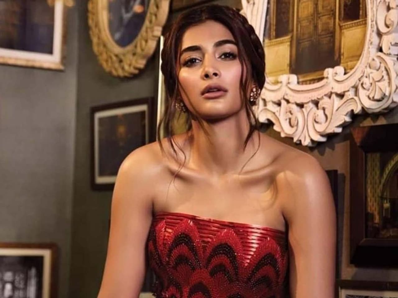 ప్రస్తుతం టాలీవుడ్లో టాప్ హీరోయిన్గా ఉన్న అందాల భామ పూజా హెగ్డే. టాలీవుడ్లో టాప్ హీరోలతో వరుస సినిమాలు చేస్తున్న ఈ బ్యూటీ రెమ్యూనరేషన్ కూడా అదే స్థాయిలో అందుకుంటుంది. అయితే అంత సంపాదిస్తున్నా ఈ కష్ట కాలంలో కనీస విరాళం కూడా ప్రకటించలేదు. ప్రభుత్వాలకు కాకపోయినా తాను పనిచేస్తున్న సినీ ఇండస్ట్రీ కార్మికులకు కూడా సాయం చేకపోవటంపై విమర్శలు వినిపిస్తున్నాయి. ప్రస్తుతం టాలీవుడ్లో టాప్ హీరోయిన్గా ఉన్న అందాల భామ పూజా హెగ్డే. టాలీవుడ్లో టాప్ హీరోలతో వరుస సినిమాలు చేస్తున్న ఈ బ్యూటీ రెమ్యూనరేషన్ కూడా అదే స్థాయిలో అందుకుంటుంది. అయితే అంత సంపాదిస్తున్నా ఈ కష్ట కాలంలో కనీస విరాళం కూడా ప్రకటించలేదు. ప్రభుత్వాలకు కాకపోయినా తాను పనిచేస్తున్న సినీ ఇండస్ట్రీ కార్మికులకు కూడా సాయం చేకపోవటంపై విమర్శలు వినిపిస్తున్నాయి.