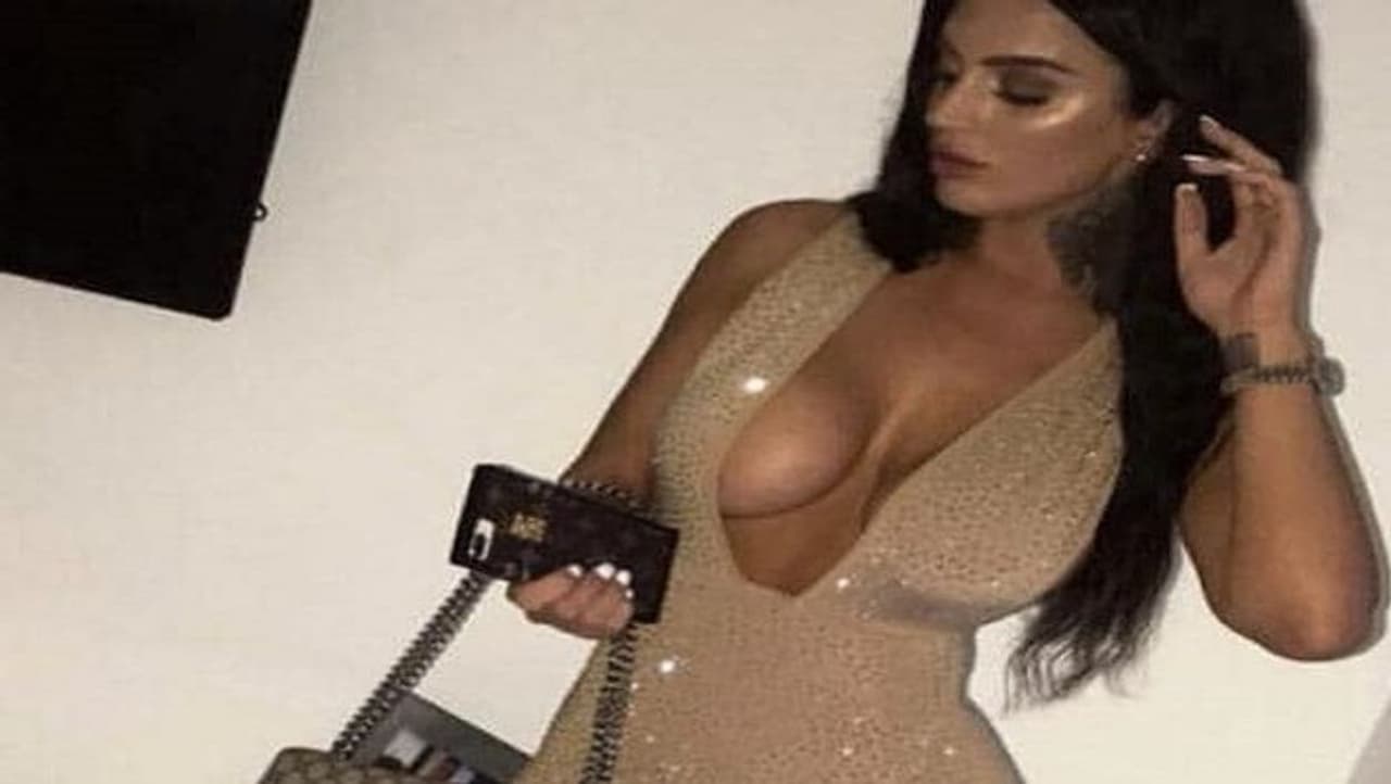 ಇಂಗ್ಲೆಂಡ್ ಹಾಗೂ ಮ್ಯಾಂಚೆಸ್ಟರ್ ಸಿಟಿ ಕ್ಲಬ್ನಲ್ಲಿ ಡಿಫೆಂಡರ್ ಆಗಿ ಕಣಕ್ಕಿಳಿಯುವ ಫುಟ್ಬಾಲ್ನ ಸ್ಟಾರ್ ಆಟಗಾರ ಕೇಲಿ ವಾಕರ್ ಗರ್ಲ್ಫ್ರೆಂಡ್ ಆನಿ ಕಿಲ್ನರ್ ಬಹಳಷ್ಟು ಗ್ಲಾಮರಸ್. ಇವರಿಬ್ಬರೂ ಬಹಳ ಚಿಕ್ಕ ವಯಸ್ಸಿನಿಂದಲೇ ಡೇಟಿಂಗ್ ನಡೆಸುತ್ತಿದ್ದಾರೆ. ಇಂಗ್ಲೆಂಡ್ ಹಾಗೂ ಮ್ಯಾಂಚೆಸ್ಟರ್ ಸಿಟಿ ಕ್ಲಬ್ನಲ್ಲಿ ಡಿಫೆಂಡರ್ ಆಗಿ ಕಣಕ್ಕಿಳಿಯುವ ಫುಟ್ಬಾಲ್ನ ಸ್ಟಾರ್ ಆಟಗಾರ ಕೇಲಿ ವಾಕರ್ ಗರ್ಲ್ಫ್ರೆಂಡ್ ಆನಿ ಕಿಲ್ನರ್ ಬಹಳಷ್ಟು ಗ್ಲಾಮರಸ್. ಇವರಿಬ್ಬರೂ ಬಹಳ ಚಿಕ್ಕ ವಯಸ್ಸಿನಿಂದಲೇ ಡೇಟಿಂಗ್ ನಡೆಸುತ್ತಿದ್ದಾರೆ.