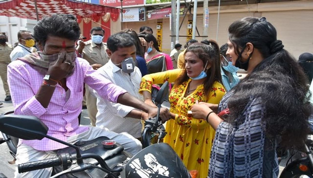 ಬೈಕ್ ಸವಾರರಿಗೆ ಮಂಗಳಮುಖಿಯರಿಂದ ಜಾಗೃತಿ. ಬೈಕ್ ಸವಾರರಿಗೆ ಮಂಗಳಮುಖಿಯರಿಂದ ಜಾಗೃತಿ.