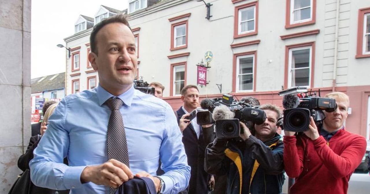 ಕೊರೋನಾ ಸಂಕಷ್ಟದಿಂದ ಬಳಲುತ್ತಿರುವ ತನ್ನ ದೇಶದ ಸಹಾಯಕ್ಕೆ ಐರ್ಲೆಂಡ್ ಪ್ರಧಾನಿ ವರಡ್ಕರ್ ಮತ್ತೆ ವೈದ್ಯಕೀಯ ಸೇವೆಗೆ ಮುಂದಾಗಿದ್ದಾರೆ. ಡಾಕ್ಟರ್ ಆಗಿ ಸೇವೆ ಮುಂದುವರೆಸಲು ನಿರ್ಧರಿಸಿದ್ದಾರೆ. ಬರೋಬ್ಬರಿ ಏಳು ವರ್ಷದ ಹಿಂದೆ ಅವರು ರಾಜಕೀಯಕ್ಕಾಗಿ ತಮ್ಮ ವೃತ್ತಿಯನ್ನು ಬಿಟ್ಟಿದ್ದರು. ಕೊರೋನಾ ಸಂಕಷ್ಟದಿಂದ ಬಳಲುತ್ತಿರುವ ತನ್ನ ದೇಶದ ಸಹಾಯಕ್ಕೆ ಐರ್ಲೆಂಡ್ ಪ್ರಧಾನಿ ವರಡ್ಕರ್ ಮತ್ತೆ ವೈದ್ಯಕೀಯ ಸೇವೆಗೆ ಮುಂದಾಗಿದ್ದಾರೆ. ಡಾಕ್ಟರ್ ಆಗಿ ಸೇವೆ ಮುಂದುವರೆಸಲು ನಿರ್ಧರಿಸಿದ್ದಾರೆ. ಬರೋಬ್ಬರಿ ಏಳು ವರ್ಷದ ಹಿಂದೆ ಅವರು ರಾಜಕೀಯಕ್ಕಾಗಿ ತಮ್ಮ ವೃತ್ತಿಯನ್ನು ಬಿಟ್ಟಿದ್ದರು.