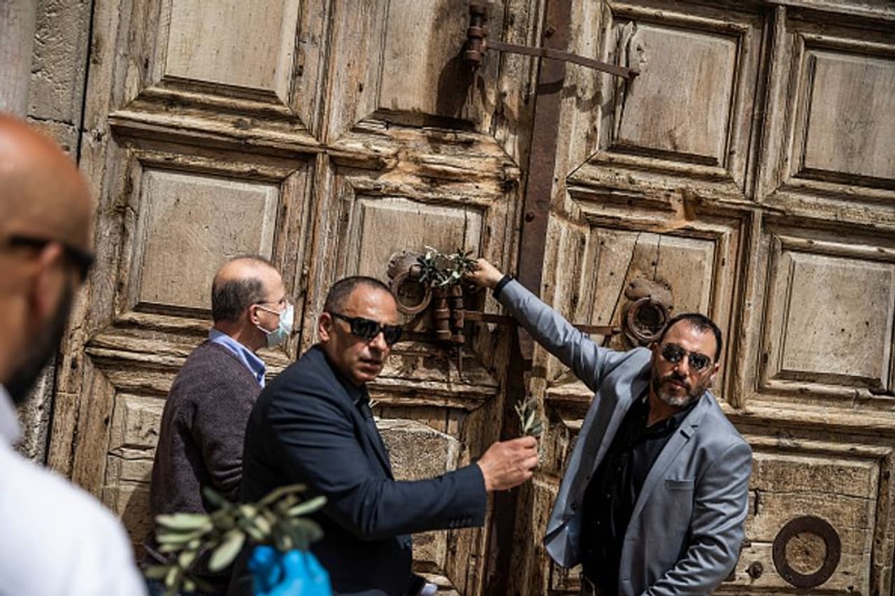 ಜೆರುಸಲೇಂನ ಐತಿಹಾಸಿಕ ಚರ್ಚ್ನ ಬೀಗದ ಕೀ ಇದೀಗ ಮುಸ್ಲಿಮರ ಬಳಿ ಇದೆ. ಕಳೆದ 7ನೇ ಶತಮಾನದಿಂದಲೂ ಮುಸ್ಲಿಮರೇ ಈ ಚರ್ಚ್ನ ಭದ್ರತೆಯ ಹೊಣೆ ಹೊತ್ತಿದ್ದಾರೆ. ಜೆರುಸಲೇಂನ ಐತಿಹಾಸಿಕ ಚರ್ಚ್ನ ಬೀಗದ ಕೀ ಇದೀಗ ಮುಸ್ಲಿಮರ ಬಳಿ ಇದೆ. ಕಳೆದ 7ನೇ ಶತಮಾನದಿಂದಲೂ ಮುಸ್ಲಿಮರೇ ಈ ಚರ್ಚ್ನ ಭದ್ರತೆಯ ಹೊಣೆ ಹೊತ್ತಿದ್ದಾರೆ.