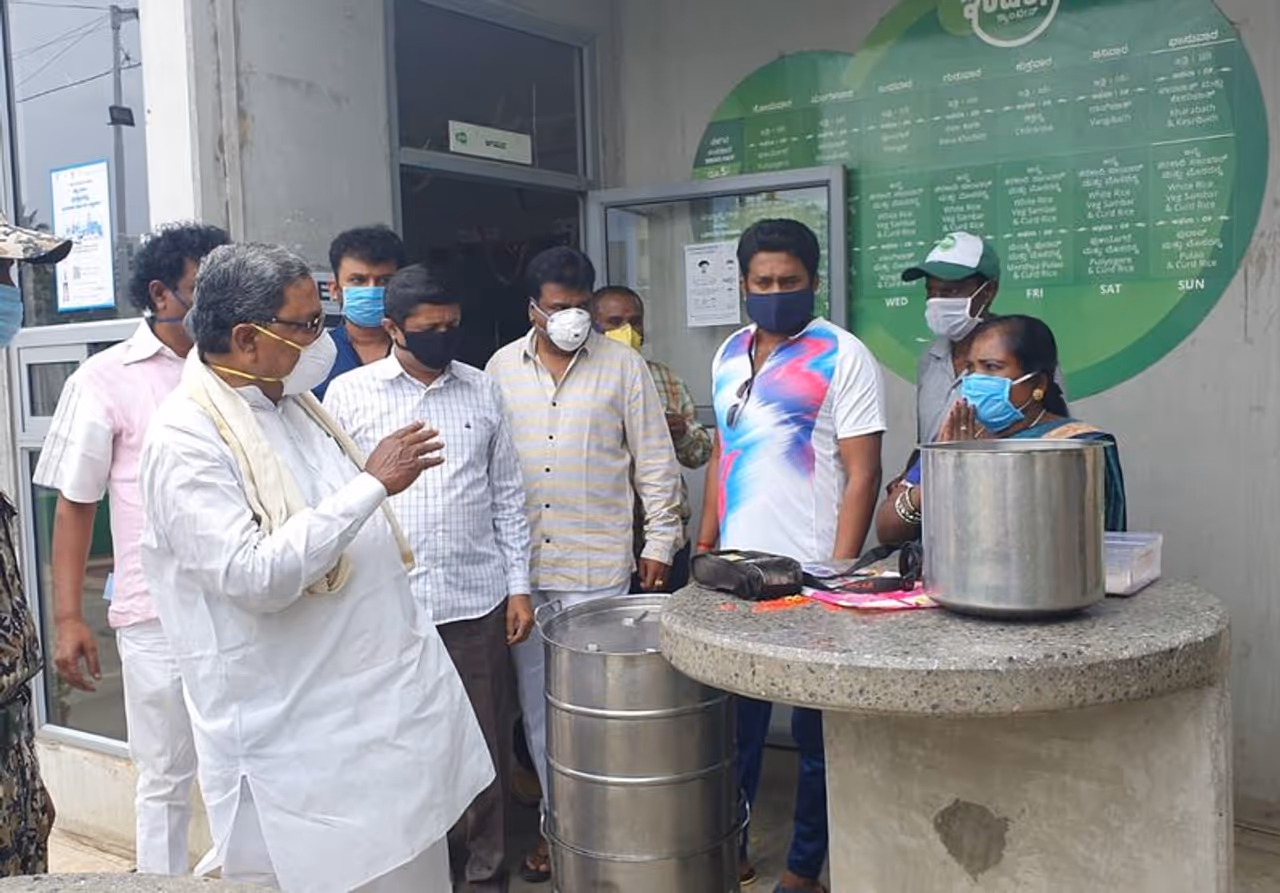 ಮಾಜಿ ಮುಖ್ಯಮಂತ್ರಿ ಸಿದ್ದರಾಮಯ್ಯ ಇಂದು ಬೆಂಗಳೂರಿನ ವಿವಿಧ ಬಡಾವಣೆಯ ಇಂದಿರಾ ಕ್ಯಾಂಟೀನ್ ಗಳಿಗೆ ಭೇಟಿ ನೀಡಿ ಪರಿಶೀಲನೆ ನಡೆಸಿದರು. ಮಾಜಿ ಮುಖ್ಯಮಂತ್ರಿ ಸಿದ್ದರಾಮಯ್ಯ ಇಂದು ಬೆಂಗಳೂರಿನ ವಿವಿಧ ಬಡಾವಣೆಯ ಇಂದಿರಾ ಕ್ಯಾಂಟೀನ್ ಗಳಿಗೆ ಭೇಟಿ ನೀಡಿ ಪರಿಶೀಲನೆ ನಡೆಸಿದರು.