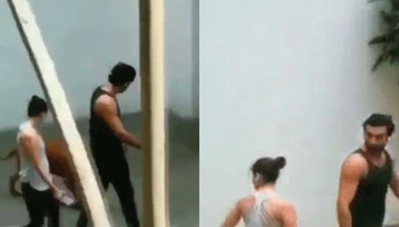 రణబీర్ కపూర్, అలియా భట్లు లాక్ డౌన్లో సమయంలో కలిసి ఉన్న ఫోటోలు ఇటీవల సోషల్ మీడియాలో హల్ చల్ చేశాయి. రణబీర్ కపూర్, అలియా భట్లు లాక్ డౌన్లో సమయంలో కలిసి ఉన్న ఫోటోలు ఇటీవల సోషల్ మీడియాలో హల్ చల్ చేశాయి.