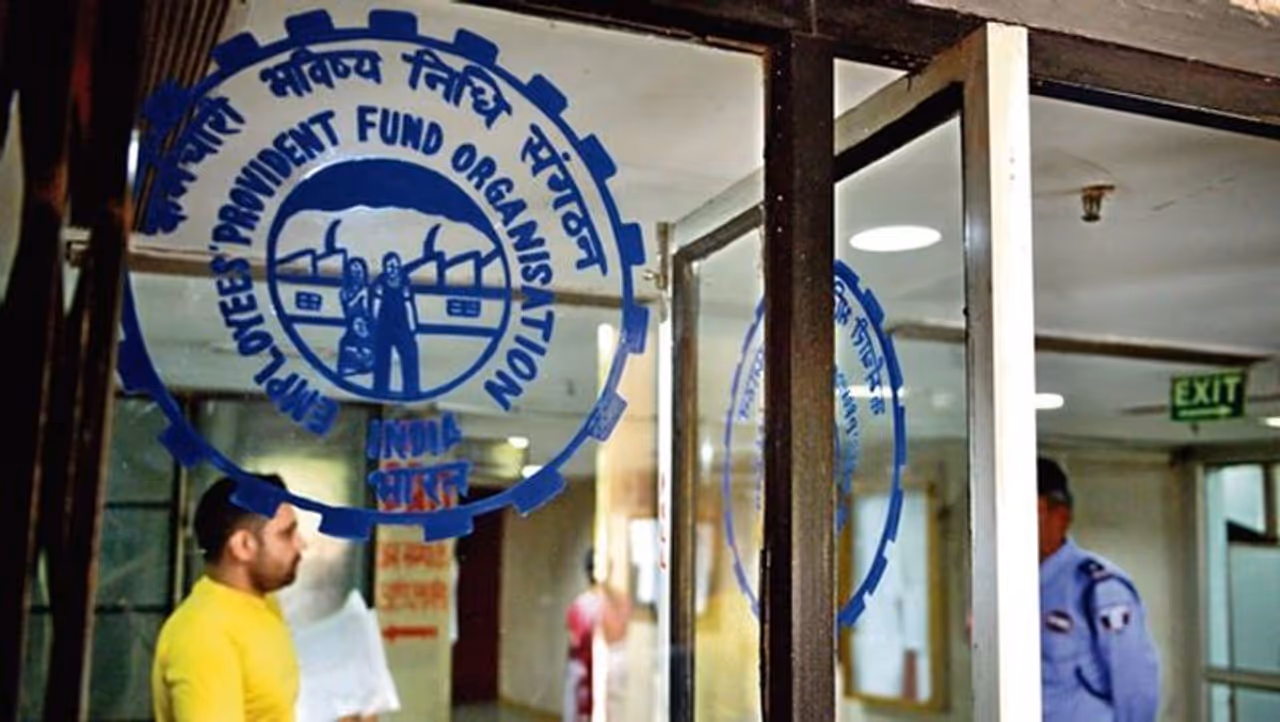 PFನಿಂದ ಹೆಚ್ಚಾಗುತ್ತದೆ ಕಾಂಟ್ರಿಬ್ಯೂಷನ್: ಒಂದು ವೇಳೆ ನಿಮ್ಮ ಮನವಿಗೆ ಗ್ರೀನ್ ಸಿಗ್ನಲ್ ಸಿಕ್ಕರೆ ನಿಮ್ಮ ಖಾತೆಗೆ ಪ್ರತಿ ತಿಂಗಳು ಜಮೆಯಾಗುವ ನಿಮ್ಮ ಹಣ ಹೆಚ್ಚಾಗುತ್ತದೆ. ಇದರಿಂದ ನಿವೃತ್ತಿ ವೇಳೆ ನಿಮ್ಮ ಪಿಎಫ್ ಹಣ ಡಬಲ್ ಅಥವಾ ಅದಕ್ಕಿಂತಲೂ ಹೆಚ್ಚಾಗುತ್ತದೆ. ಅಲ್ಲೇ ಬಡ್ಡಿ ದರವೂ ಹೆಚ್ಚಿದೆ. ಸದ್ಯಕ್ಕಿರುವ ಸರ್ಕಾರಿ ಯೋಜನೆಗಳಲ್ಲಿ ಇದು ಅತ್ಯಂತ ಉತ್ತಮ ಹಾಗೂ ಅತಿ ಹೆಚ್ಚು ಬಡ್ಡಿ ನೀಡುವ ಯೋಜನೆಯಾಗಿದೆ. ಹೀಗಿರುವಾಗ ನಿಮ್ಮ ಪಿಎಫ್ ಹಣ ಹೆಚ್ಚಿಸಿ, ಸಿಗುವ ಬಡ್ಡಿಯ ಲಾಭ ಪಡೆಯಬಹುದು.