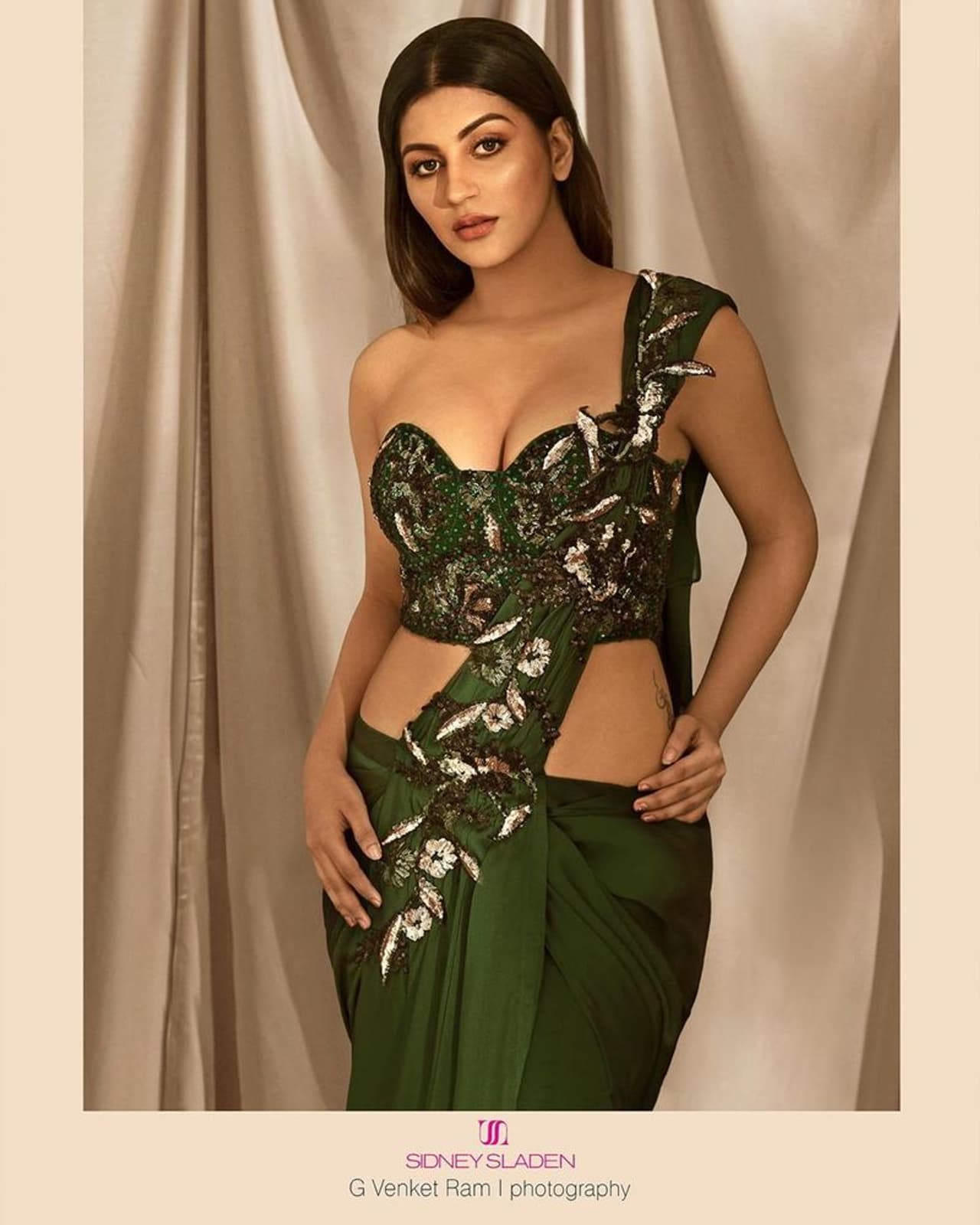 20 ఏళ్ల కుర్ర భామ యషిక ఆనంద్ తమిళంలో వరుస అవకాశాలతో దూసుకుపోతోంది. 20 ఏళ్ల కుర్ర భామ యషిక ఆనంద్ తమిళంలో వరుస అవకాశాలతో దూసుకుపోతోంది.