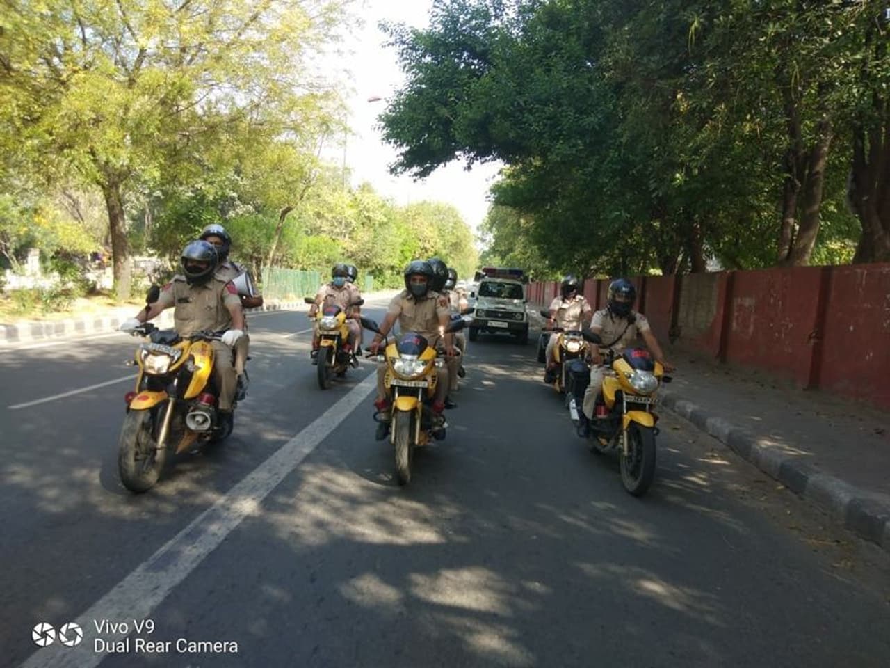 ಲಾಕ್ಡೌನ್ ನಿಯಮ ಉಲ್ಲಂಘಿಸುವವರ ವಿರುದ್ಧ ದೆಹಲಿ ಪೊಲೀಸರ ಕಾರ್ಯಚರಣೆ ಲಾಕ್ಡೌನ್ ನಿಯಮ ಉಲ್ಲಂಘಿಸುವವರ ವಿರುದ್ಧ ದೆಹಲಿ ಪೊಲೀಸರ ಕಾರ್ಯಚರಣೆ