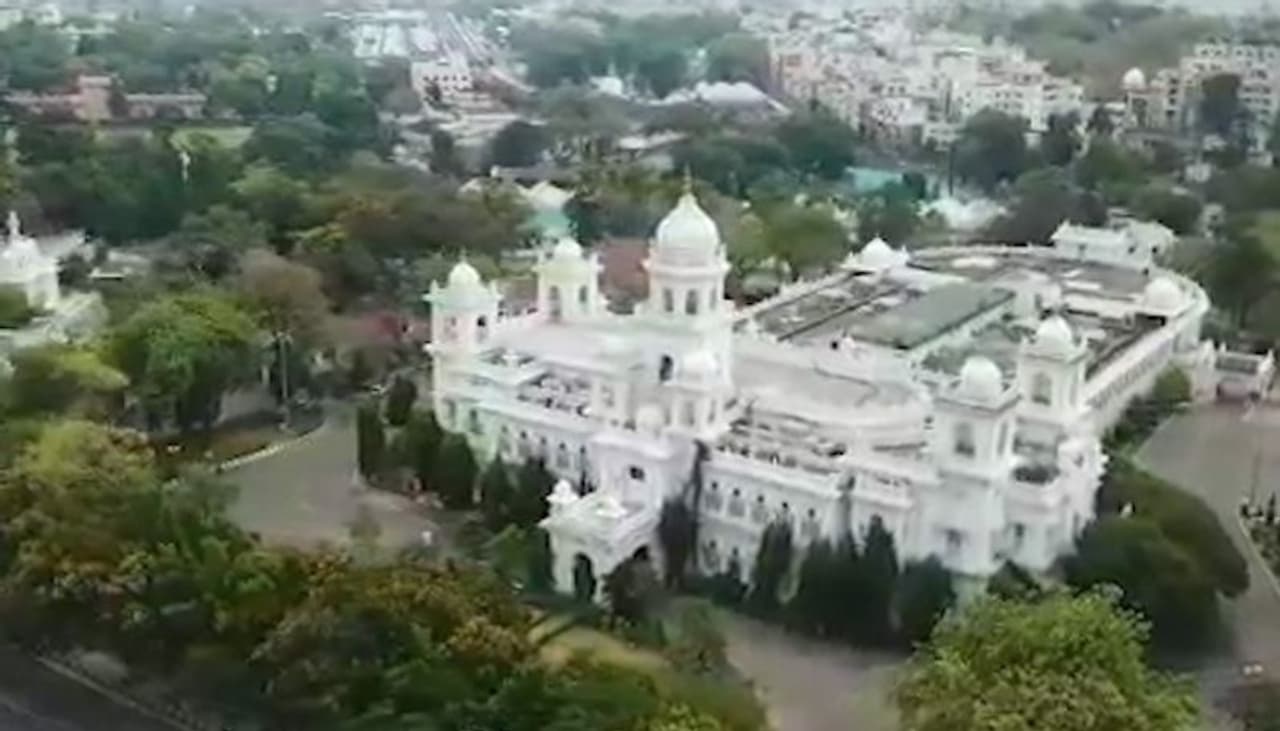 <p>హైద్రాబాద్ లో నివాసం ఉంటున్న ఏపీ రాష్ట్రానికి చెందిన వాళ్లను స్వరాష్ట్రంలో ప్రవేశించేందుకు ఏపీ ప్రభుత్వం అనుమతిని ఇచ్చింది. తమ గ్రామాలకు వెళ్లాలనుకొన్నవారంతా 14 రోజుల పాటు క్వారంటైన్ లో ఉండాల్సిందేనని ఏపీ ప్రభుత్వం నిబంధన పెట్టింది. మరో వైపు హైద్రాబాద్ లో ఉన్న వారిని ఏపీకి తరలించేందుకు ఏపీఎస్ఆర్‌టీసీ బస్సులను &nbsp;ఏర్పాటు చేశారు.</p>