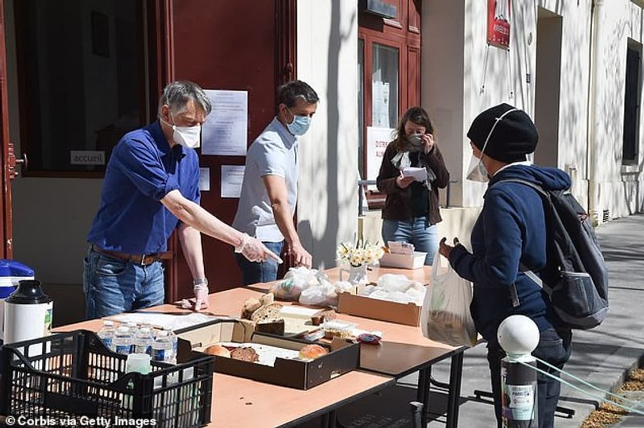 ಫ್ರಾನ್ಸ್ನಲ್ಲಿ ಈವರೆಗೂ 98 ಸಾವಿರಕ್ಕೂ ಅಧಿಕ ಮಂದಿಯಲ್ಲಿ ಕೊರೋನಾ ವೈರಸ್ ಸೋಂಕು ಕಾಣಿಸಿಕೊಂಡಿದೆ. ಇವರಲ್ಲಿ ಸರಿ ಸುಮಾರು ಒಂಭತ್ತು ಸಾವಿರ ಮಂದಿ ಮೃತಪಟ್ಟಿದ್ದಾರೆ. ಫ್ರಾನ್ಸ್ನಲ್ಲಿ ಈವರೆಗೂ 98 ಸಾವಿರಕ್ಕೂ ಅಧಿಕ ಮಂದಿಯಲ್ಲಿ ಕೊರೋನಾ ವೈರಸ್ ಸೋಂಕು ಕಾಣಿಸಿಕೊಂಡಿದೆ. ಇವರಲ್ಲಿ ಸರಿ ಸುಮಾರು ಒಂಭತ್ತು ಸಾವಿರ ಮಂದಿ ಮೃತಪಟ್ಟಿದ್ದಾರೆ.