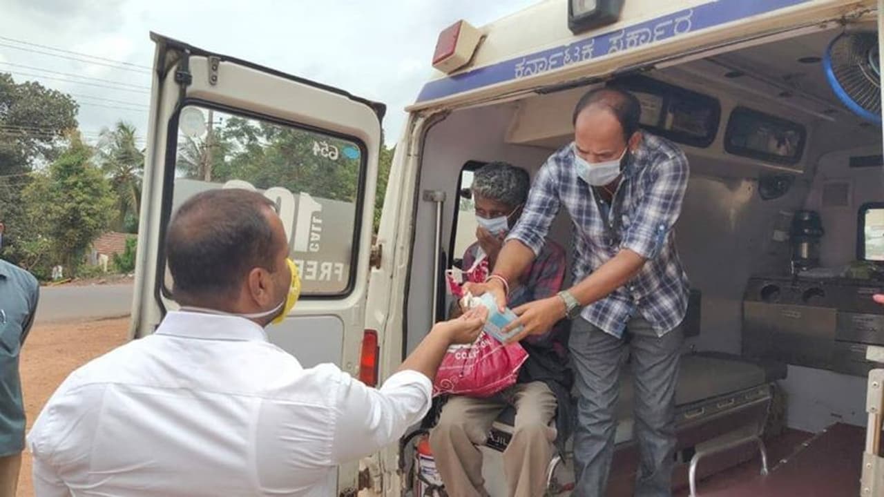 ರೋಗಿಯನ್ನು ಆ್ಯಂಬುಲೆನ್ಸ್ಗೆ ಹತ್ತಿಸಿ ಸಿಬ್ಬಂದಿಗೆ ಸೂಚನೆ ನೀಡುತ್ತಿರುವ ಶಾಸಕ ರೋಗಿಯನ್ನು ಆ್ಯಂಬುಲೆನ್ಸ್ಗೆ ಹತ್ತಿಸಿ ಸಿಬ್ಬಂದಿಗೆ ಸೂಚನೆ ನೀಡುತ್ತಿರುವ ಶಾಸಕ