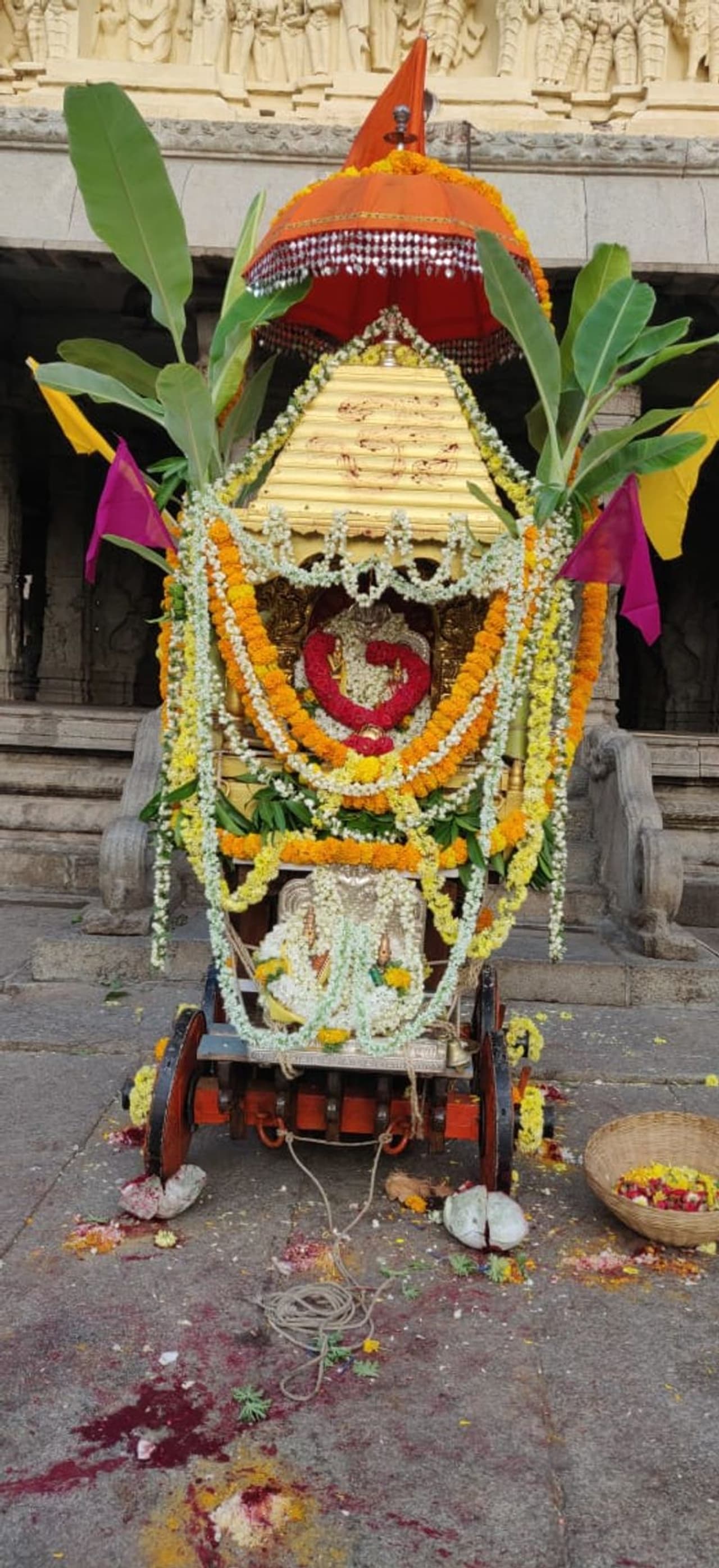 ಪ್ರತಿವರ್ಷ ದವನದ ಹುಣ್ಣಿಮೆಯಂದು ಸಾವಿರಾರು ಭಕ್ತರ ಸಮ್ಮುಖದಲ್ಲಿ ವಿಜೃಂಭಣೆಯಿಂದ ನಡೆಯುತ್ತಿದ್ದ ಹಂಪಿಯ ಶ್ರೀ ವಿರೂಪಾಕ್ಷೇಶ್ವರ ರಥೋತ್ಸವ ಪ್ರತಿವರ್ಷ ದವನದ ಹುಣ್ಣಿಮೆಯಂದು ಸಾವಿರಾರು ಭಕ್ತರ ಸಮ್ಮುಖದಲ್ಲಿ ವಿಜೃಂಭಣೆಯಿಂದ ನಡೆಯುತ್ತಿದ್ದ ಹಂಪಿಯ ಶ್ರೀ ವಿರೂಪಾಕ್ಷೇಶ್ವರ ರಥೋತ್ಸವ