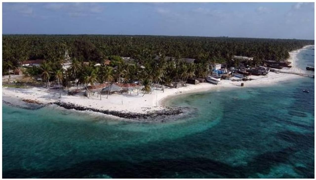 <p>దేశంలోనే అత్యంత సుందరమైన ప్రదేశాల్లో లక్షద్వీప్ ఒకటి. &nbsp;ఈ 37 దీవుల సముదాయం లో కేవలం పరిధిలోని ప్రజలు నివసిస్తుంటారు. &nbsp;ప్రకృతి అందాలకు, బీసీలకు పేరెన్నికగన్న కేంద్రపాలిత ప్రాంతం ఇప్పుడు నిరసనలతో &nbsp;అట్టుడికిపోతుంది. ప్రశాంతతను కోల్పోయింది.</p>