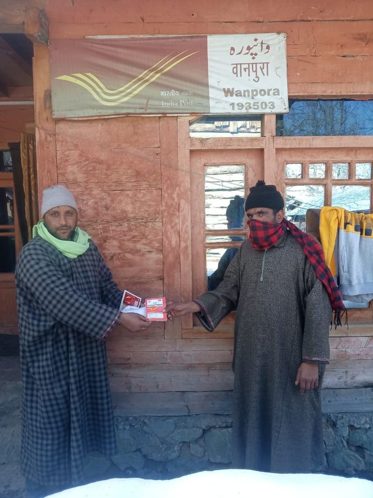 ಭಾರತೀಯ ಅಂಚೆ ನೌಕರರು ಗಡಿ ನಿಯಂತ್ರಣ ರೇಖೆಯಲ್ಲಿ ಮನೆ ಮನೆಗೆ ಪತ್ರ ತಲುಪಿಸುವ ಕೆಲಸ ಮಾಡಿದ್ದಾರೆ. ಭಾರತೀಯ ಅಂಚೆ ನೌಕರರು ಗಡಿ ನಿಯಂತ್ರಣ ರೇಖೆಯಲ್ಲಿ ಮನೆ ಮನೆಗೆ ಪತ್ರ ತಲುಪಿಸುವ ಕೆಲಸ ಮಾಡಿದ್ದಾರೆ.