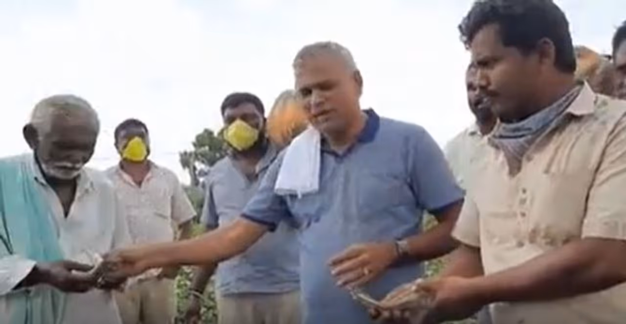 ಲಾಕ್‌ಡೌನ್ ಪರಿಸ್ಥಿತಿಯಲ್ಲಿ ಮಾರುಕಟ್ಟೆಗೆ ಹೋಗಲು ಆಗದ ರೈತರ ಬೆಳೆದ ಬೆಳೆ ಖರೀದಿಸಿದ ಶಾಸಕ