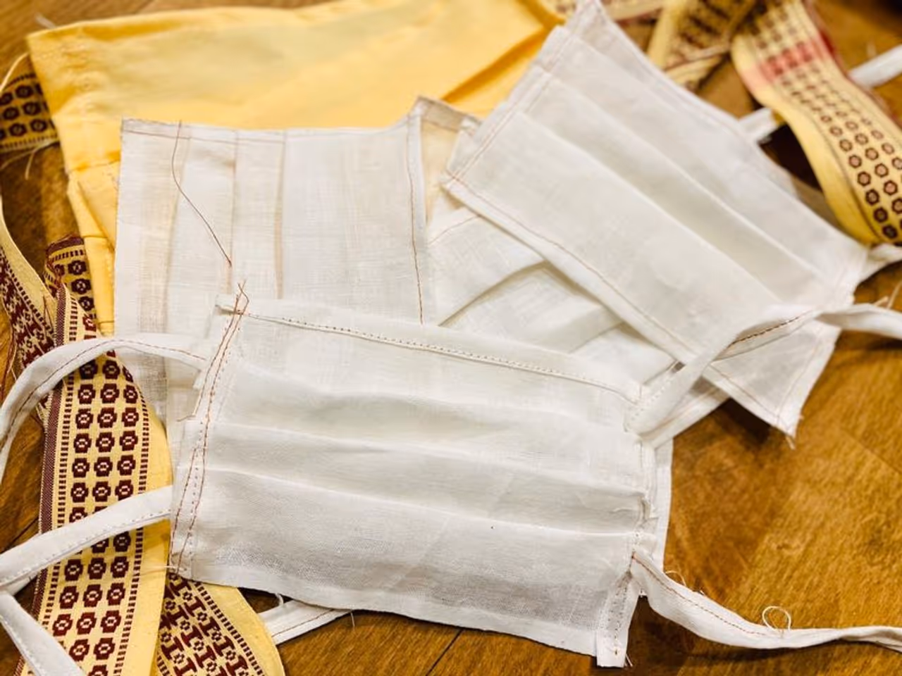 ಹೌದು ಕೇಂದ್ರ ಸಚಿವ ಧರ್ಮೇಂದ್ರ ಪ್ರಧಾನ್ ಪತ್ನಿ ಹಾಗೂ ಪುತ್ರಿ ಕೈಯ್ಯಾರೆ ಹೊಲಿಯುತ್ತಿರುವ ಮಾಸ್ಕ್ ಫೋಟೋಗಳನ್ನು ಟ್ವಿಟರ್ ಖಾತೆಯಲ್ಲಿ ಶೇರ್ ಮಾಡಿಕೊಂಡಿದ್ದಾರೆ. ಹೌದು ಕೇಂದ್ರ ಸಚಿವ ಧರ್ಮೇಂದ್ರ ಪ್ರಧಾನ್ ಪತ್ನಿ ಹಾಗೂ ಪುತ್ರಿ ಕೈಯ್ಯಾರೆ ಹೊಲಿಯುತ್ತಿರುವ ಮಾಸ್ಕ್ ಫೋಟೋಗಳನ್ನು ಟ್ವಿಟರ್ ಖಾತೆಯಲ್ಲಿ ಶೇರ್ ಮಾಡಿಕೊಂಡಿದ್ದಾರೆ.