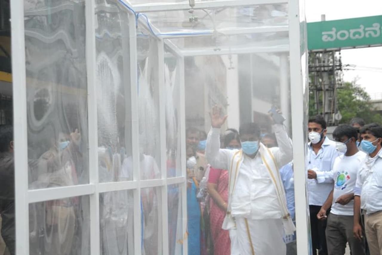 ಕೊರೋನಾ ನಿಯಂತ್ರಣ ಕ್ರಮದ ಒಂದು ಭಾಗವಾಗಿರುವ ಸೋಂಕು ನಿವಾರಕ ಸುರಂಗ ಮಾರ್ಗ ಸಿಲಿಕಾನ್ ಸಿಟಿ ಬೆಂಗಳೂರಿಗೆ ಬಂದಿದೆ. ಕೊರೋನಾ ನಿಯಂತ್ರಣ ಕ್ರಮದ ಒಂದು ಭಾಗವಾಗಿರುವ ಸೋಂಕು ನಿವಾರಕ ಸುರಂಗ ಮಾರ್ಗ ಸಿಲಿಕಾನ್ ಸಿಟಿ ಬೆಂಗಳೂರಿಗೆ ಬಂದಿದೆ.