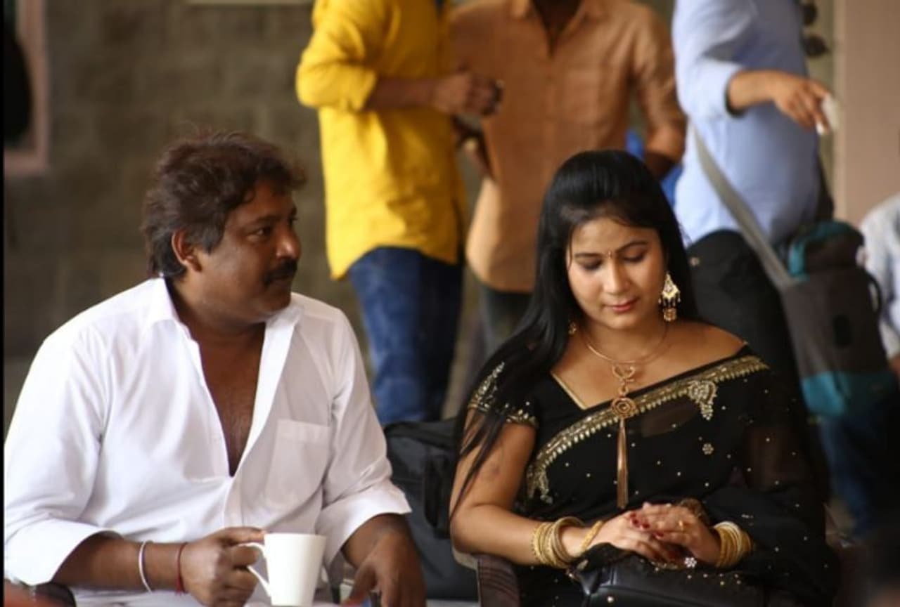 നിലത്തിരുന്ന് കട്ടിലിന്മേല് ചാരിക്കിടക്കുന്ന രീതിയിലാണ് മൃതദേഹം കണ്ടെത്തിയത്. അസ്വാഭാവിക മരണത്തിന് പോലീസ് കേസെടുത്തു. നിലത്തിരുന്ന് കട്ടിലിന്മേല് ചാരിക്കിടക്കുന്ന രീതിയിലാണ് മൃതദേഹം കണ്ടെത്തിയത്. അസ്വാഭാവിക മരണത്തിന് പോലീസ് കേസെടുത്തു.