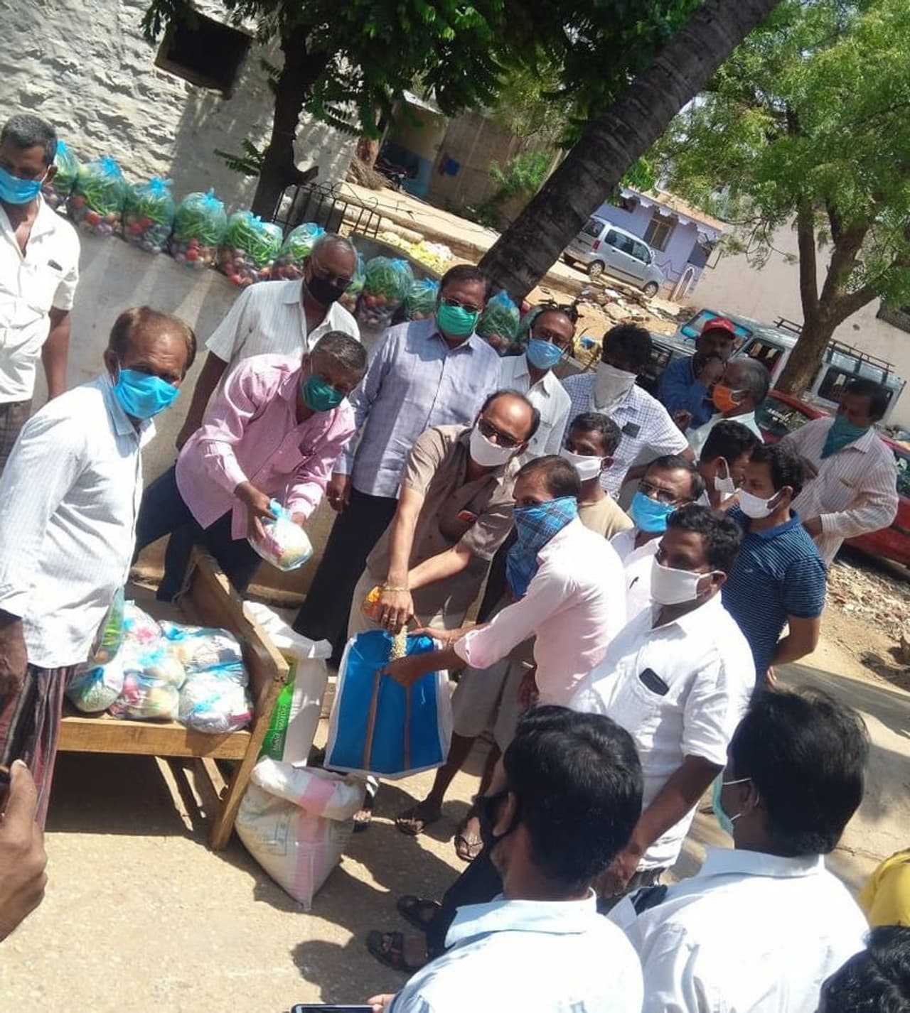 ಲಾಕ್ಡೌನ್ ಮಧ್ಯೆಯೂ ಸಂತೆಯಲ್ಲಿ ಜಾತ್ರೆಗೆ ಸೇರಿದಂತೆ ಸೇರಿದ ಜನರು ಲಾಕ್ಡೌನ್ ಮಧ್ಯೆಯೂ ಸಂತೆಯಲ್ಲಿ ಜಾತ್ರೆಗೆ ಸೇರಿದಂತೆ ಸೇರಿದ ಜನರು