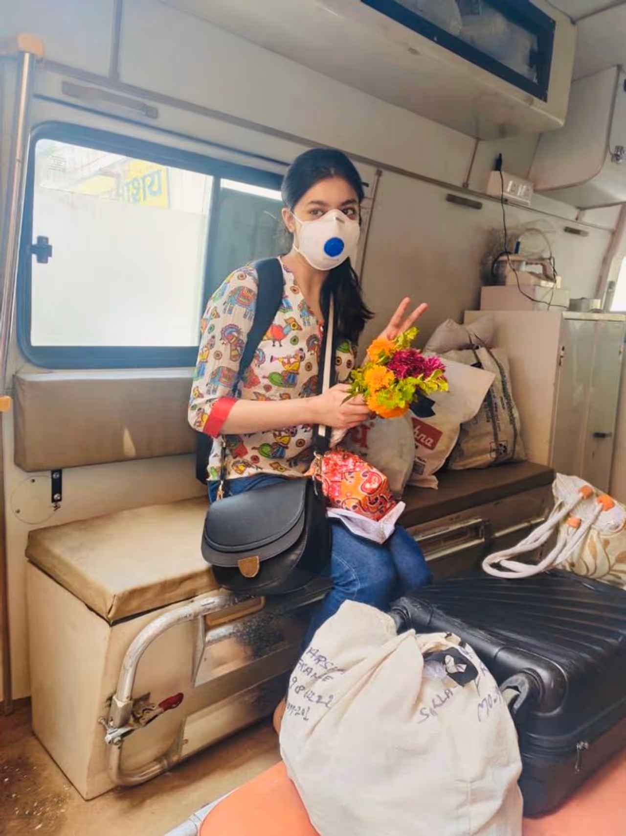 ಉತ್ತರ ಪ್ರದೇಶದ ಮೊರದಾಬಾದ್ನಲ್ಲಿ ಯುವತಿಯೋರ್ವಳು ಕೊರೊನಾ ಸೋಂಕಿನಿಂದ ಸಂಪೂರ್ಣವಾಗಿ ಗುಣಮುಖವಾಗಿ ಮನೆಗೆ ಮರಳಿದ್ದಾಳೆ. ಉತ್ತರ ಪ್ರದೇಶದ ಮೊರದಾಬಾದ್ನಲ್ಲಿ ಯುವತಿಯೋರ್ವಳು ಕೊರೊನಾ ಸೋಂಕಿನಿಂದ ಸಂಪೂರ್ಣವಾಗಿ ಗುಣಮುಖವಾಗಿ ಮನೆಗೆ ಮರಳಿದ್ದಾಳೆ.