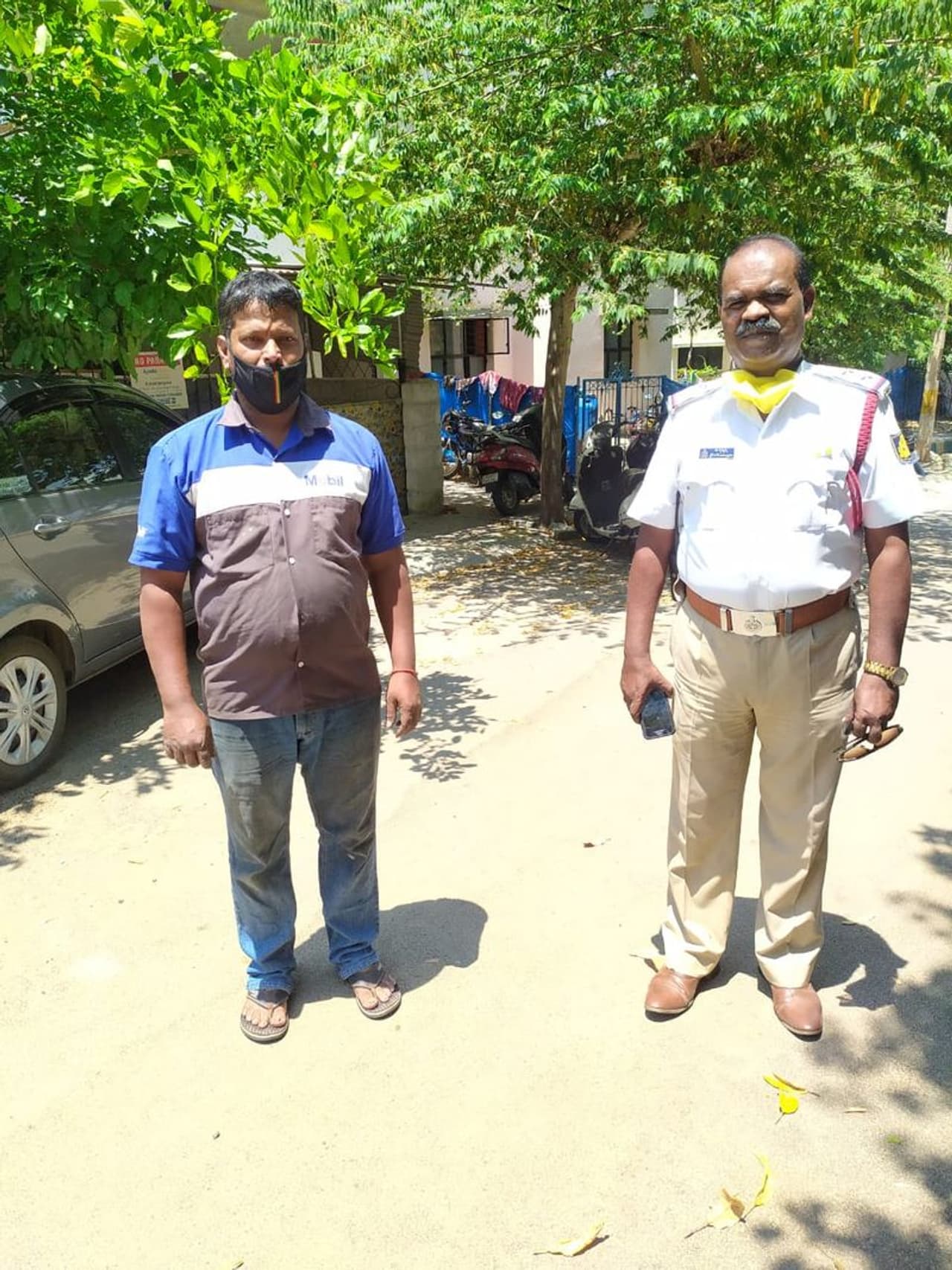 ಕೊರೋನಾ ವಾರಿಯರ್ಸ್ ವಾಹನಗಳಿಗೆ ಫ್ರಿಯಾಗಿ ಬ್ರೇಕ್ ಡೌನ್ ಸರ್ವಿಸ್ ನೀಡುತ್ತಿರುವ ಮೆಕಾನಿಕ್ಸ್ ಕೊರೋನಾ ವಾರಿಯರ್ಸ್ ವಾಹನಗಳಿಗೆ ಫ್ರಿಯಾಗಿ ಬ್ರೇಕ್ ಡೌನ್ ಸರ್ವಿಸ್ ನೀಡುತ್ತಿರುವ ಮೆಕಾನಿಕ್ಸ್