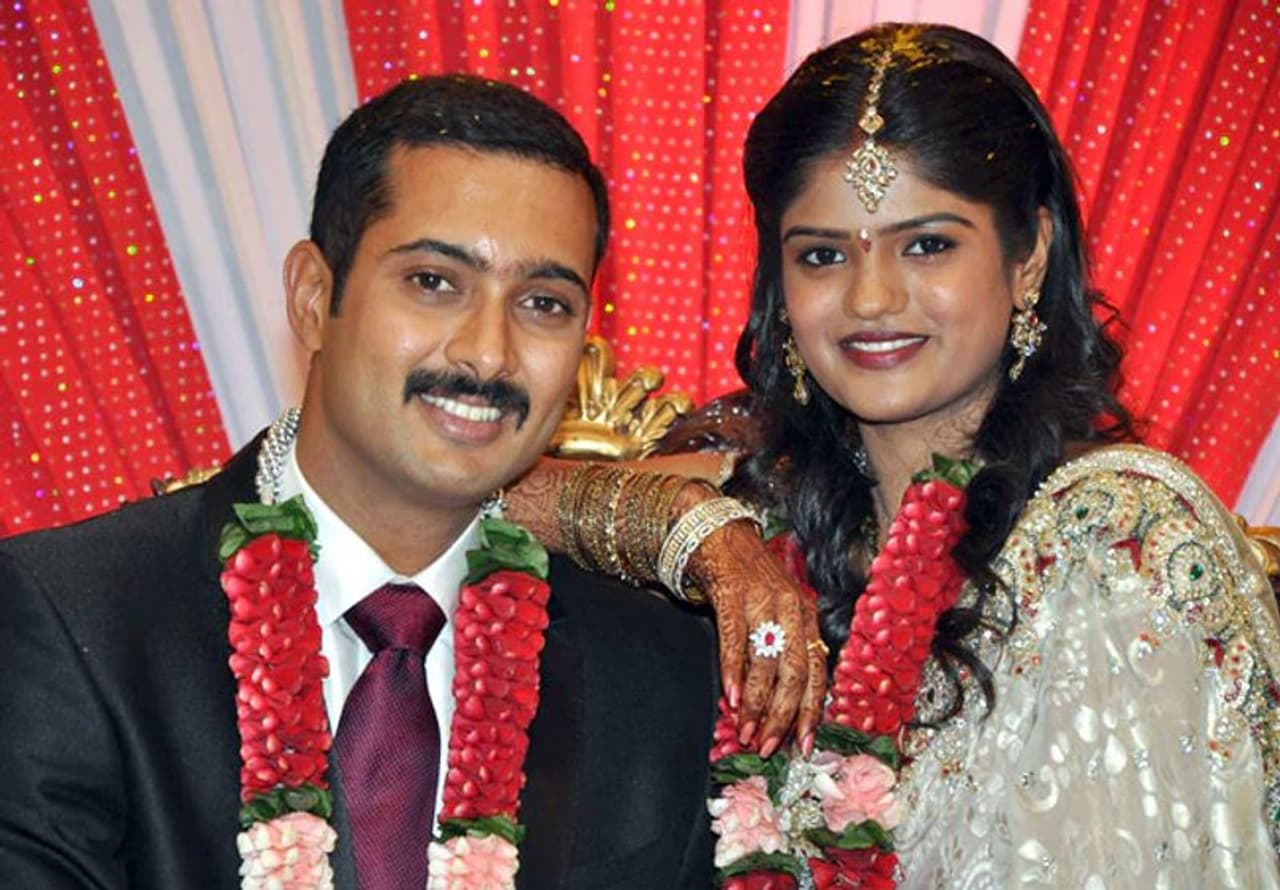 టాలీవుడ్ లో లవర్ బాయ్ గా తిరుగులేని ఇమేజ్ సొంతం చేసుకున్న ఉదయ్ కిరణ్ జీవితం విషాదాంతంగా ముగిసింది. 2014లో ఉదయ్ కిరణ్ ఆత్మహత్య చేసుకున్న సంగతి తెలిసిందే. ఉదయ్ కిరణ్ ఆత్మహత్యపై అనేక కారణాలు ప్రచారంలో ఉన్నాయి. టాలీవుడ్ లో లవర్ బాయ్ గా తిరుగులేని ఇమేజ్ సొంతం చేసుకున్న ఉదయ్ కిరణ్ జీవితం విషాదాంతంగా ముగిసింది. 2014లో ఉదయ్ కిరణ్ ఆత్మహత్య చేసుకున్న సంగతి తెలిసిందే. ఉదయ్ కిరణ్ ఆత్మహత్యపై అనేక కారణాలు ప్రచారంలో ఉన్నాయి.