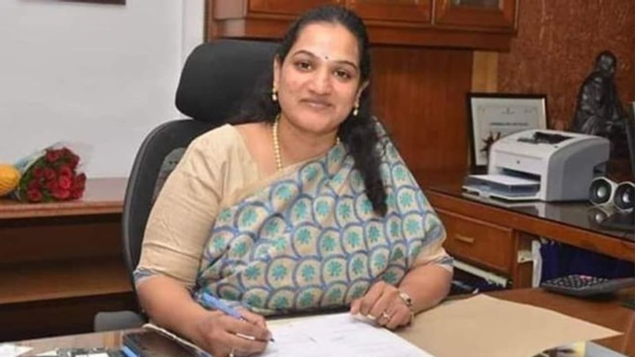 ಮಗನಿಗೆ ಜನ್ಮ ನೀಡಿದ ಕೇವಲ 22 ದಿನಗಳಿಗೆ ತನ್ನ ಕಚೇರಿಗೆ ಮರಳಿರುವ ಕಮಿಷನರ್ ಸೃಜನಾ.