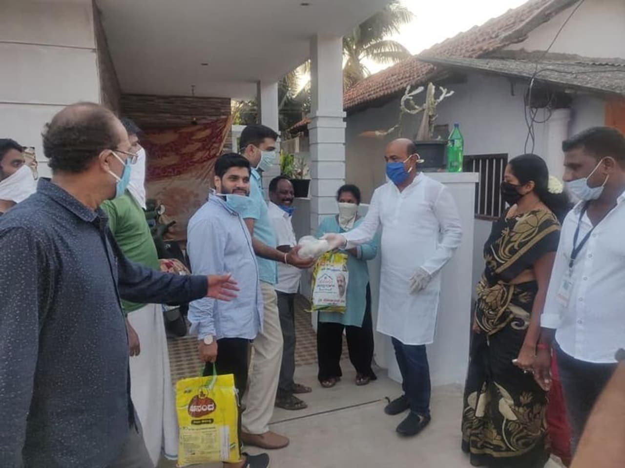 ಮಾಜಿ ಶಾಸಕ ಮೊಯ್ದಿನ್‌ ಬಾವಾ ಸ್ವಂತ ಹಣದಿಂದ ಕ್ಷೇತ್ರದ ಆಯ್ದ ಬಡತನದಲ್ಲಿ ಇರುವವರಿಗೆ ಆಹಾರ ಕಿಟ್‌ಗಳನ್ನು ವಿತರಿಸುತ್ತಿದ್ದಾರೆ.